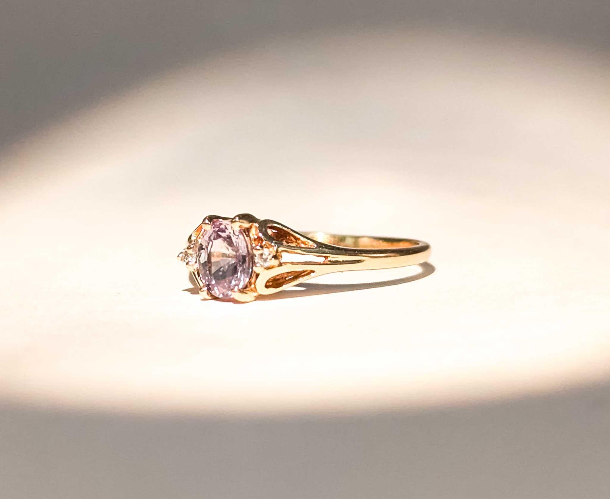 Vintage Enchanting Alexandrite and Diamond 14k Yellow Gold Ring In Excellent Condition For Sale In Bloomington, MN