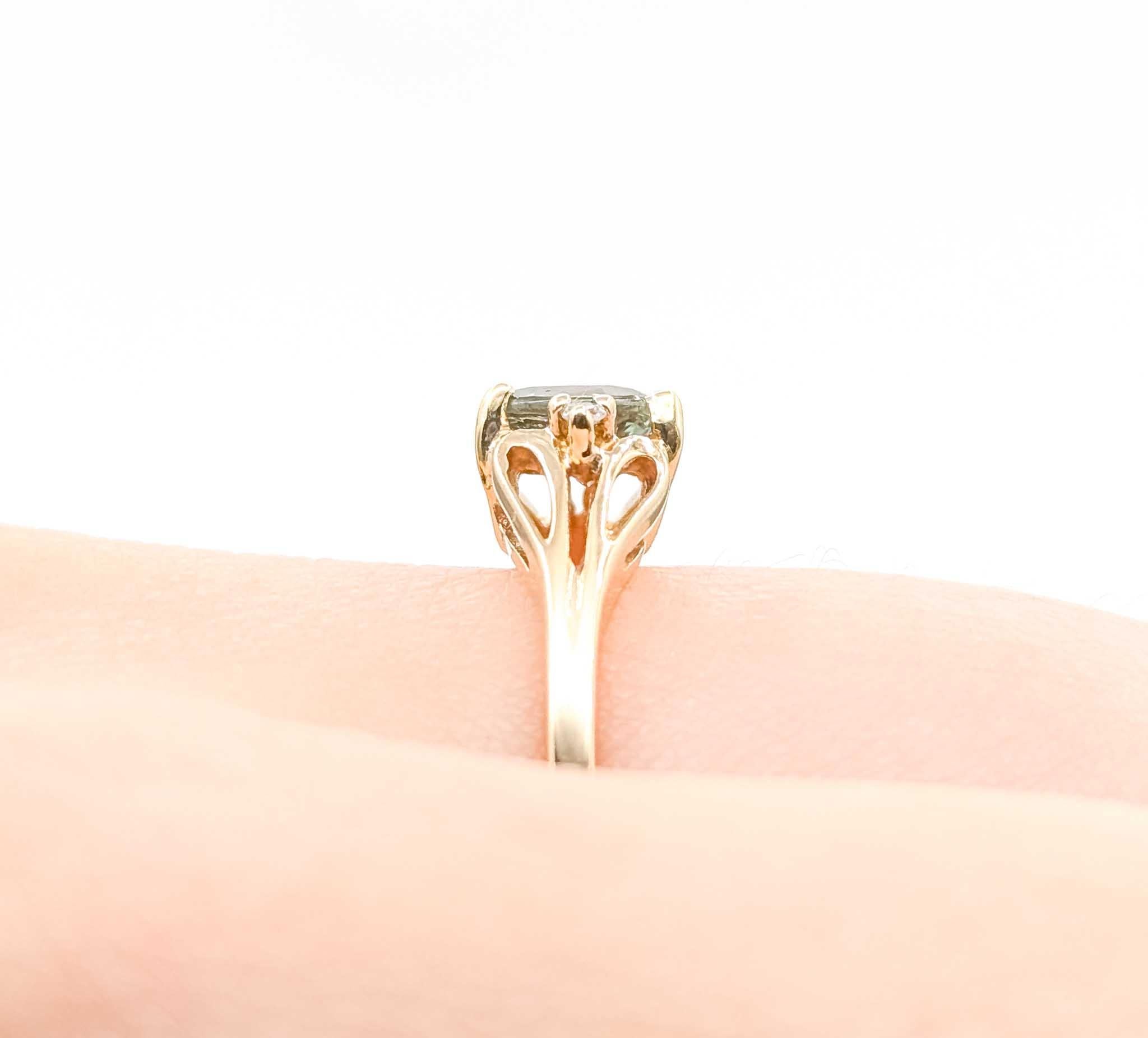 Women's Vintage Enchanting Alexandrite and Diamond 14k Yellow Gold Ring For Sale
