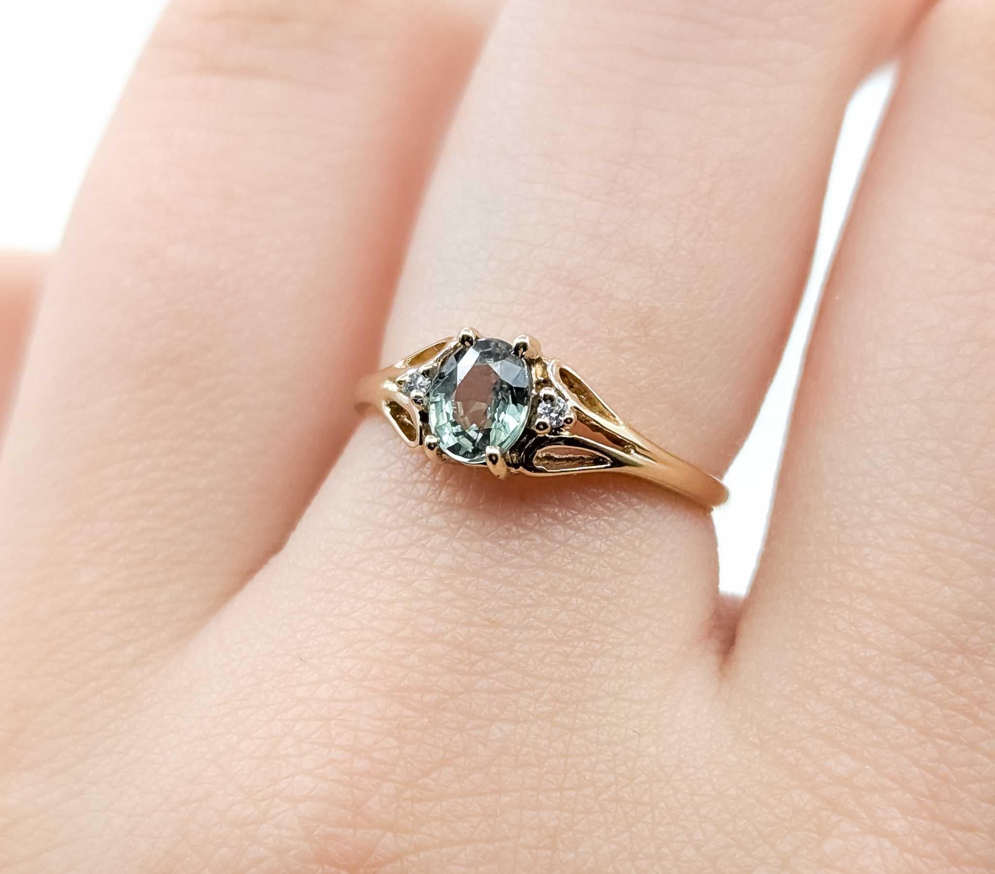 Vintage Enchanting Alexandrite and Diamond 14k Yellow Gold Ring For Sale 1