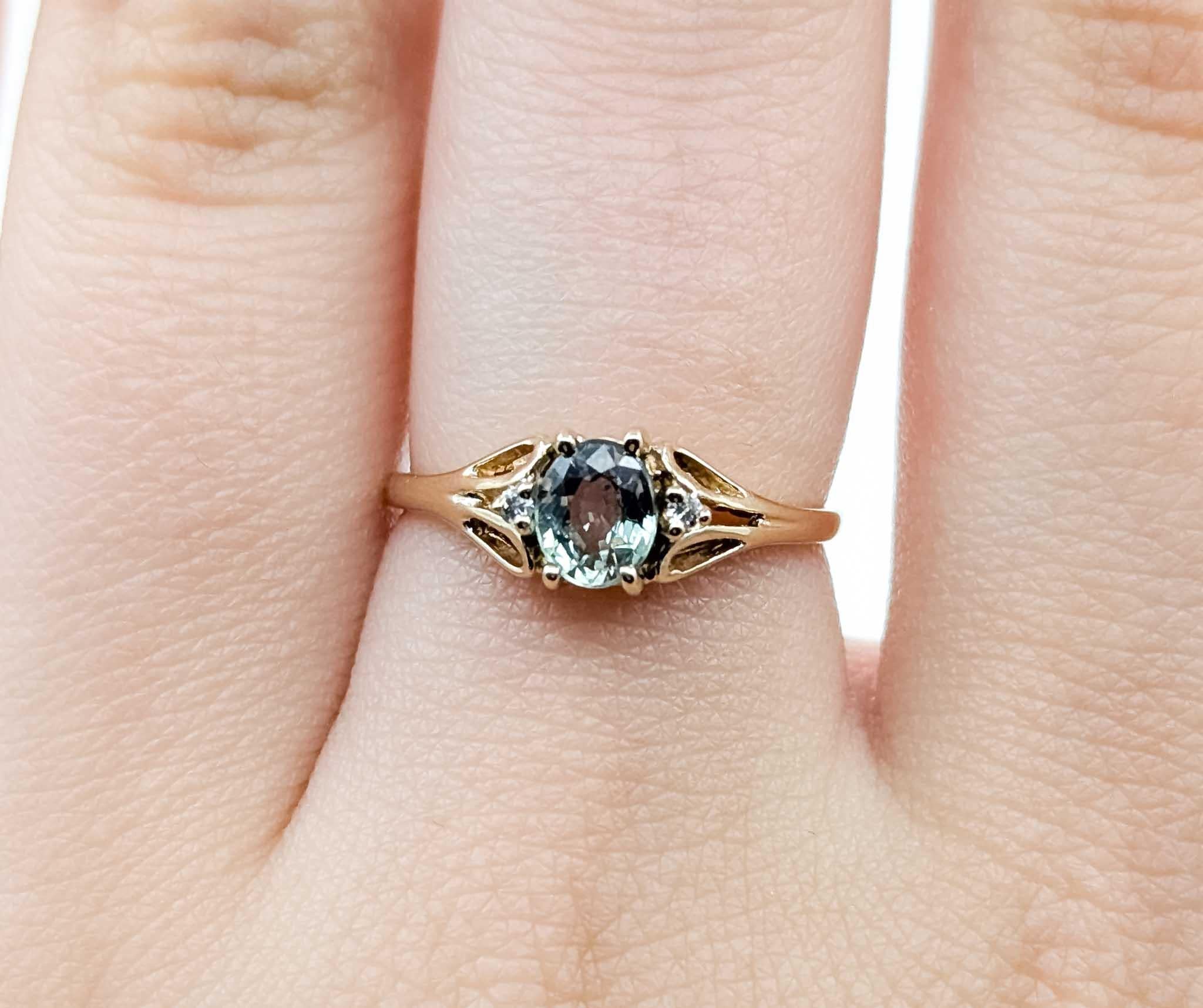 Vintage Enchanting Alexandrite and Diamond 14k Yellow Gold Ring For Sale 2