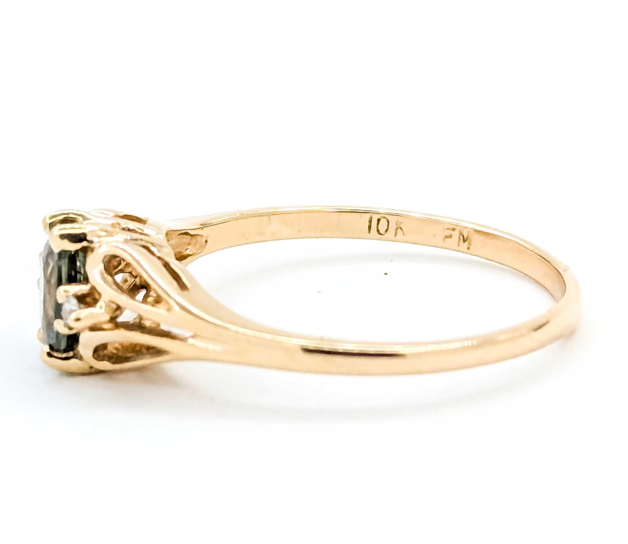 Vintage Enchanting Alexandrite and Diamond 14k Yellow Gold Ring For Sale 3