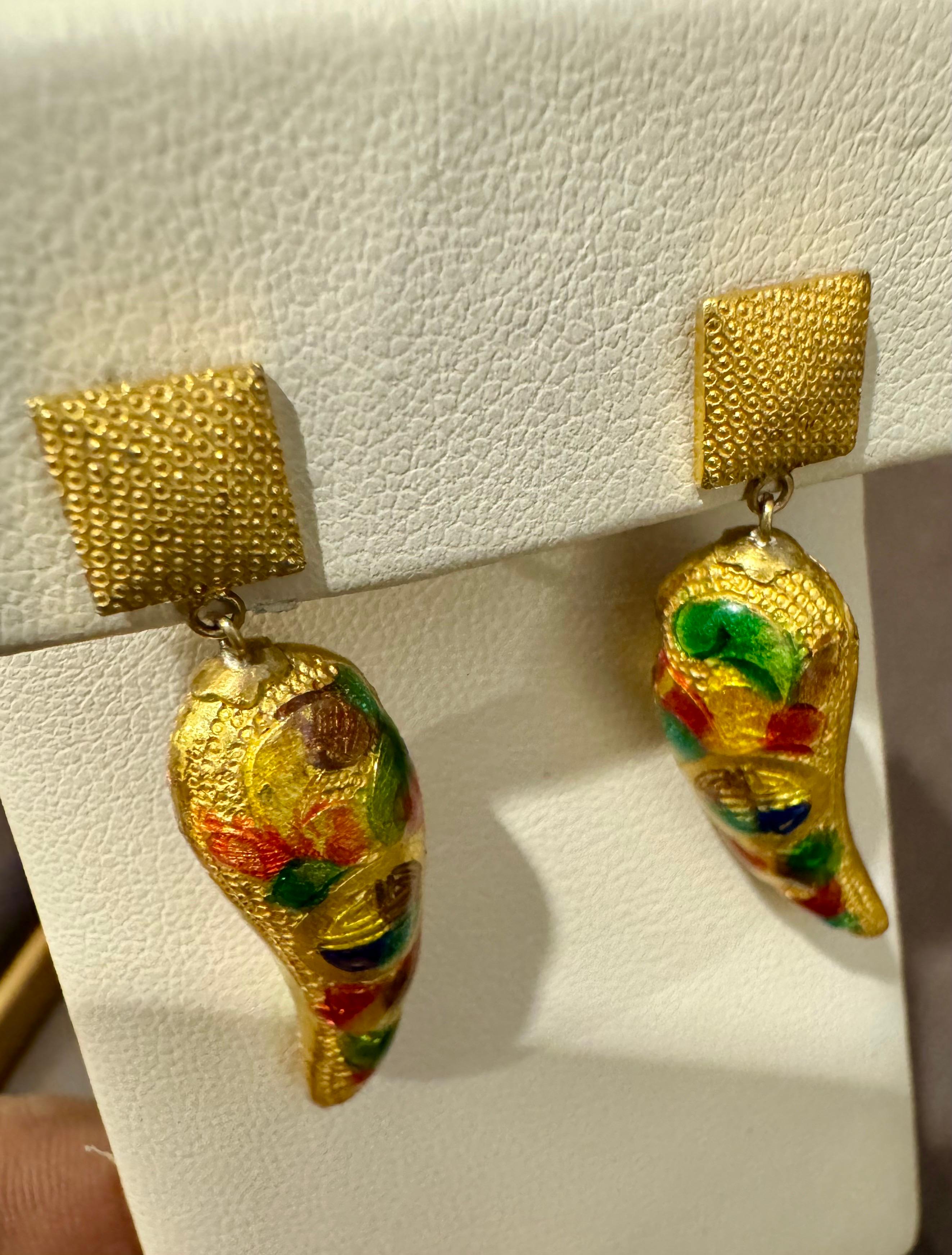 Esmalte Vintage  Oro Amarillo 14 Kt 10.4 Gm  Pendientes colgantes, 2,5 cm de largo
Precioso pendiente colgante 
El peso del oro de 14 quilates es de 10,4 gm 
 Comprobado para oro de 14 quilates
Precioso esmalte de color rojo verdoso  Naranja y