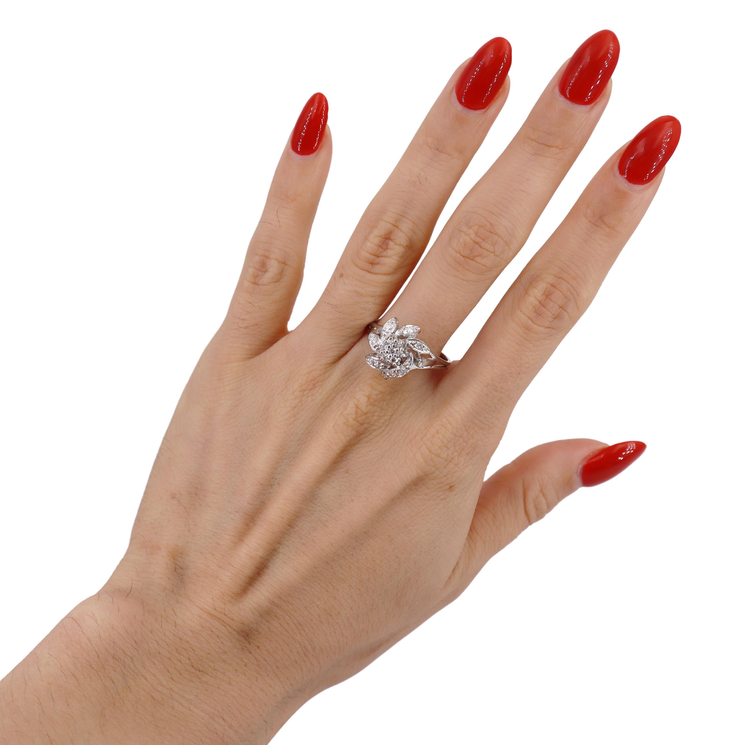 Dieser atemberaubende Vintage-Ring ist fachmännisch aus 14 Karat Weißgold gefertigt und strahlt eine zeitlose Eleganz aus, die sich für jeden Anlass eignet. Der Ring ist mit sieben rund geschliffenen Diamanten von insgesamt etwa 0,15 Karat besetzt,