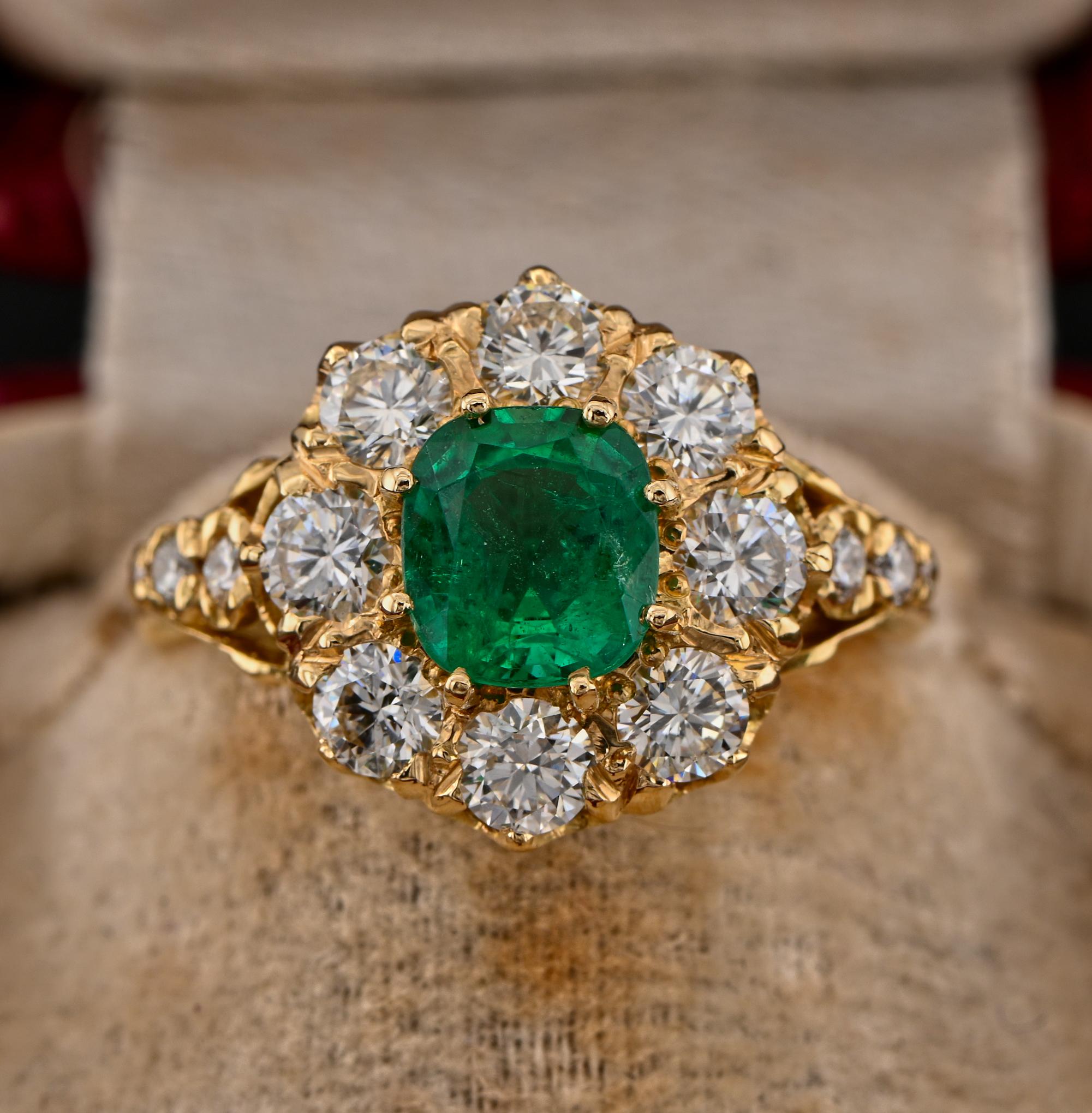A beautiful and quite unique vintage Emerald & Diamond ring, English origin , 1920 /1940 ca
Superbly hand crafted of solid 18KT gold, stamped
Appealing design of a classy cluster, richly detailed and superbly rendered to maximize the beauty of the