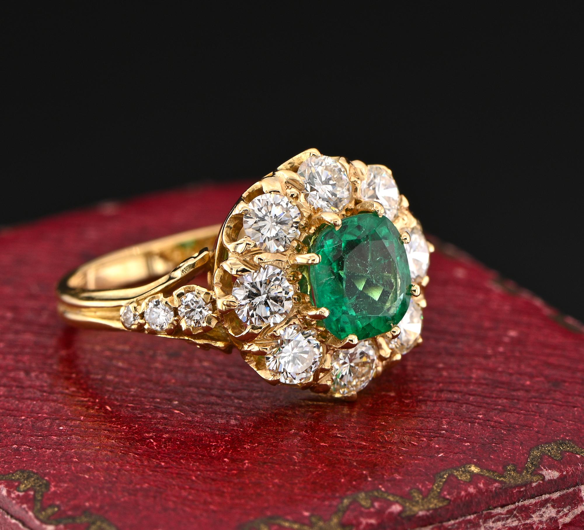 Vintage English 1.30 Ct Colombian Emerald 1.60 Ct Diamond Cluster Ring In Good Condition For Sale In Napoli, IT