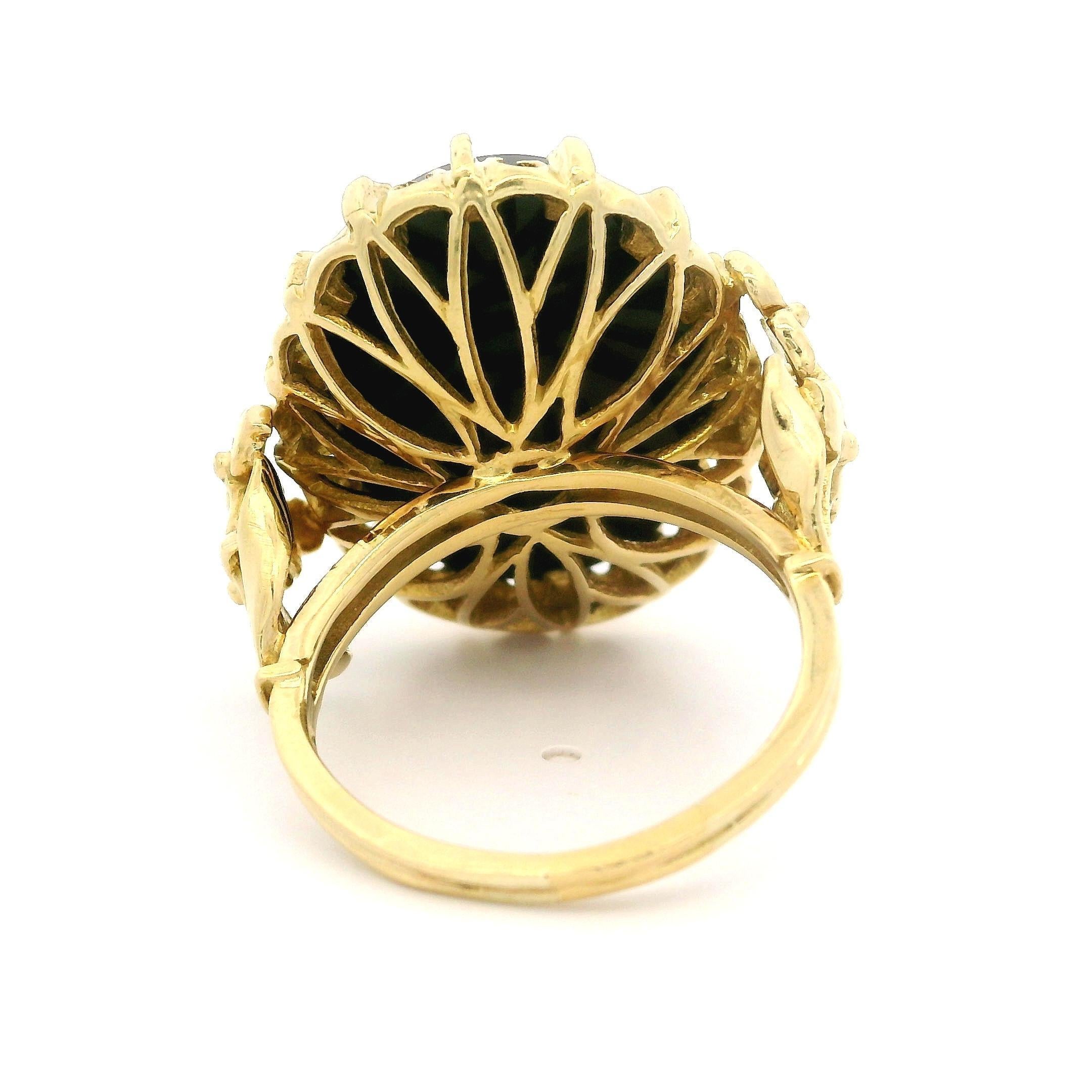 Vintage English 18k Gold Oval Schwarz Onyx Floral Sides Platter Cocktail Ring (Ovalschliff) im Angebot