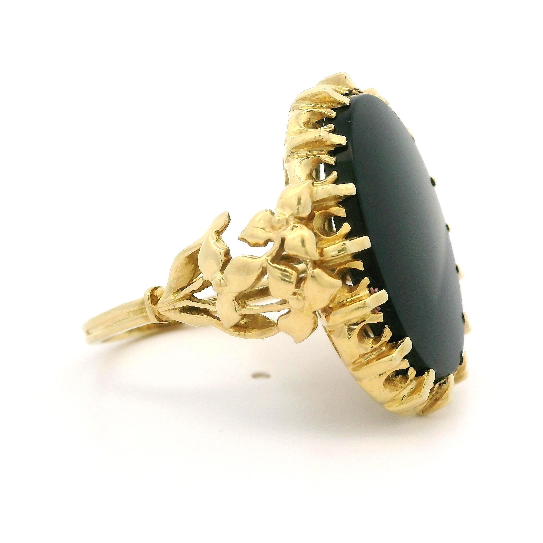 Vintage English 18k Gold Oval Schwarz Onyx Floral Sides Platter Cocktail Ring im Angebot 1