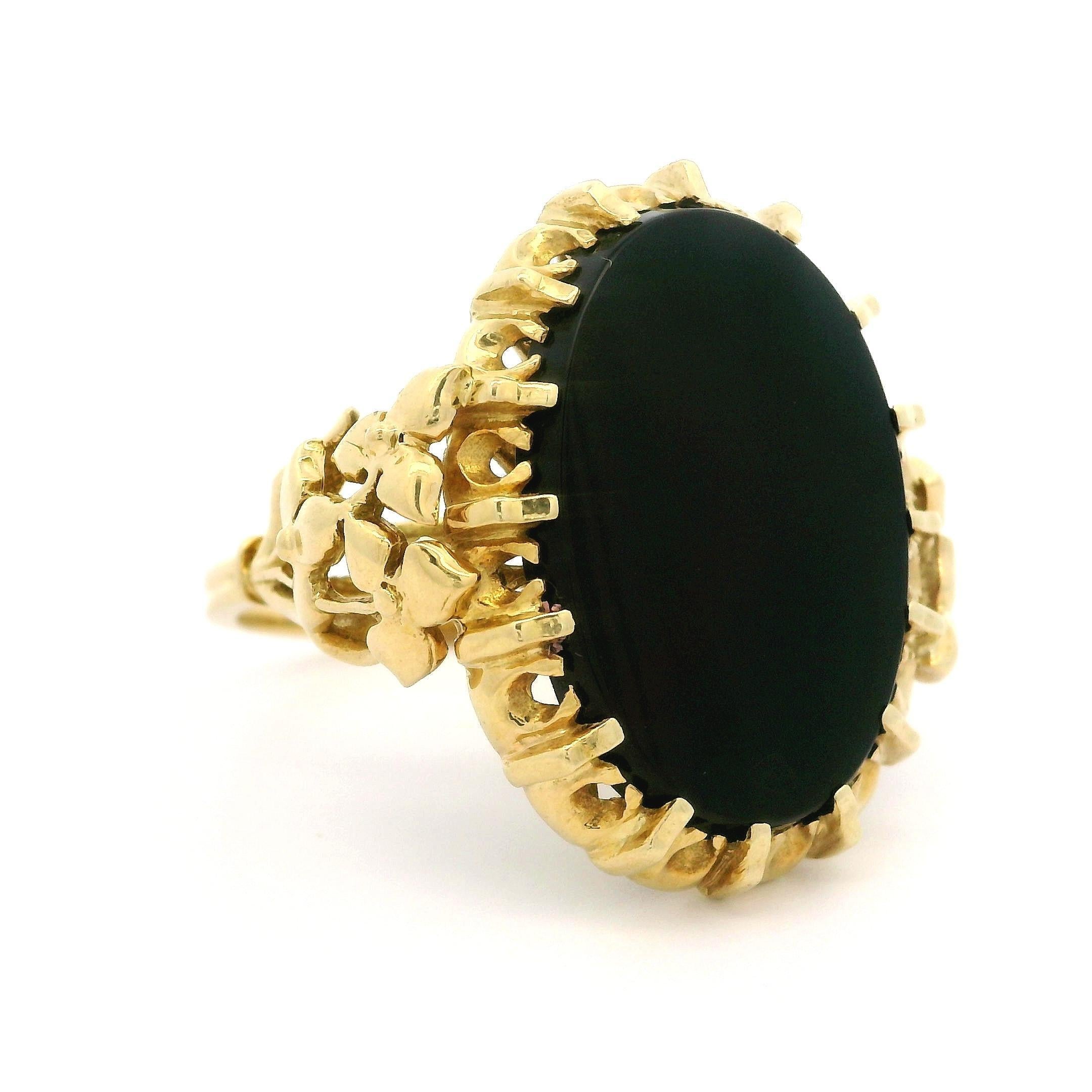 Vintage English 18k Gold Oval Schwarz Onyx Floral Sides Platter Cocktail Ring im Angebot 2