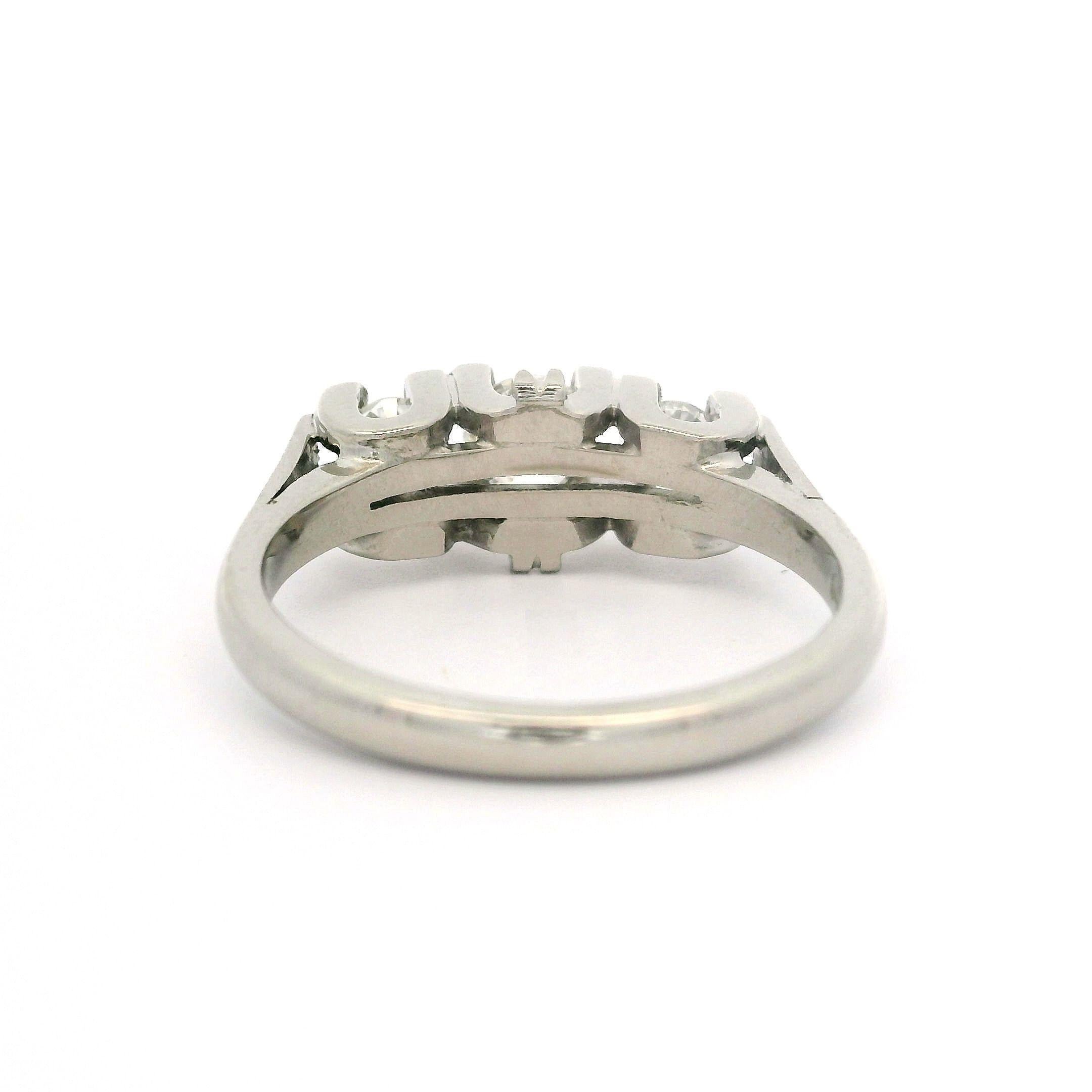 Vintage English 18k White Gold 0.72ctw Round Cut Diamond 3 Stone Ring For Sale 4