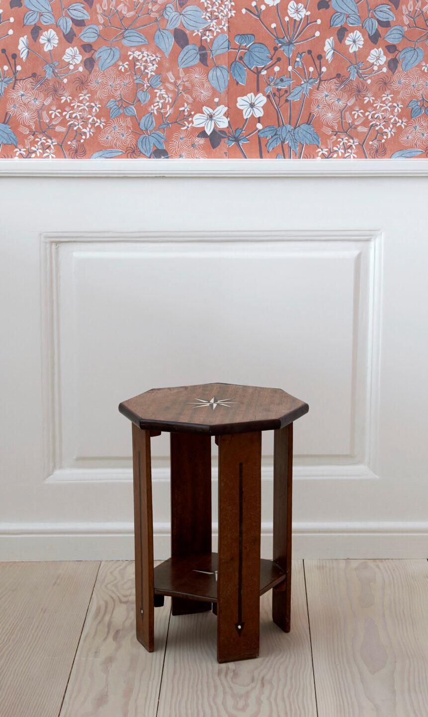 England, 1930s

Small octagonal table in teak with ebony and bone inlay.

Measures: H 41 x Ø 33 cm.
