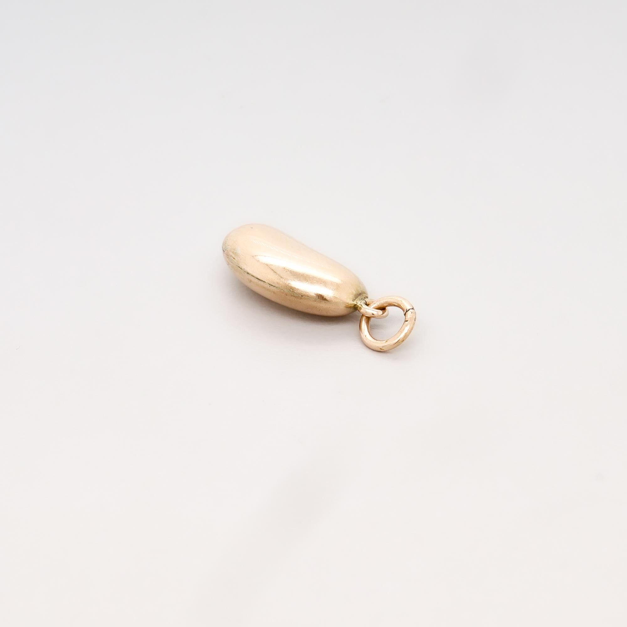 Charm inglese d'epoca in oro 9ct raffigurante un fagiolo per un braccialetto in vendita 10