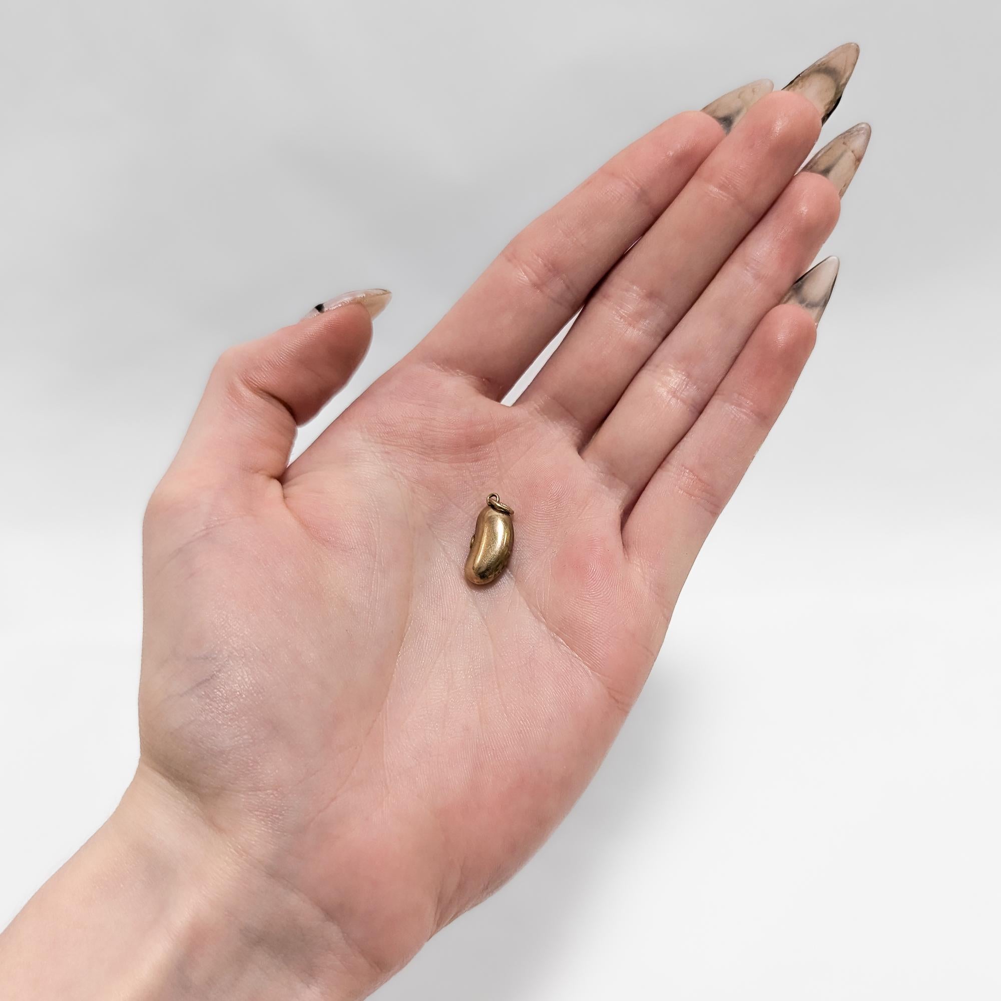 Rétro Charm inglese d'epoca in oro 9ct raffigurante un fagiolo per un braccialetto in vendita