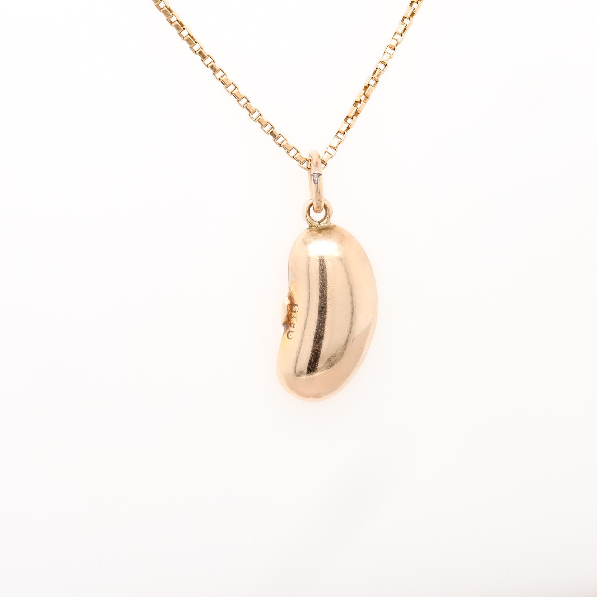Charm inglese d'epoca in oro 9ct raffigurante un fagiolo per un braccialetto in vendita 1