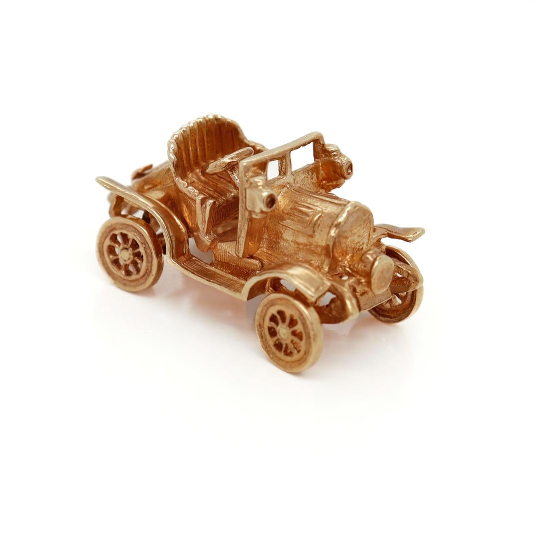 Englischer 9 Karat Gold Charme eines Old Style-Autos oder Jalopy-Autos aus Jalopy, Vintage  im Zustand „Gut“ im Angebot in Philadelphia, PA