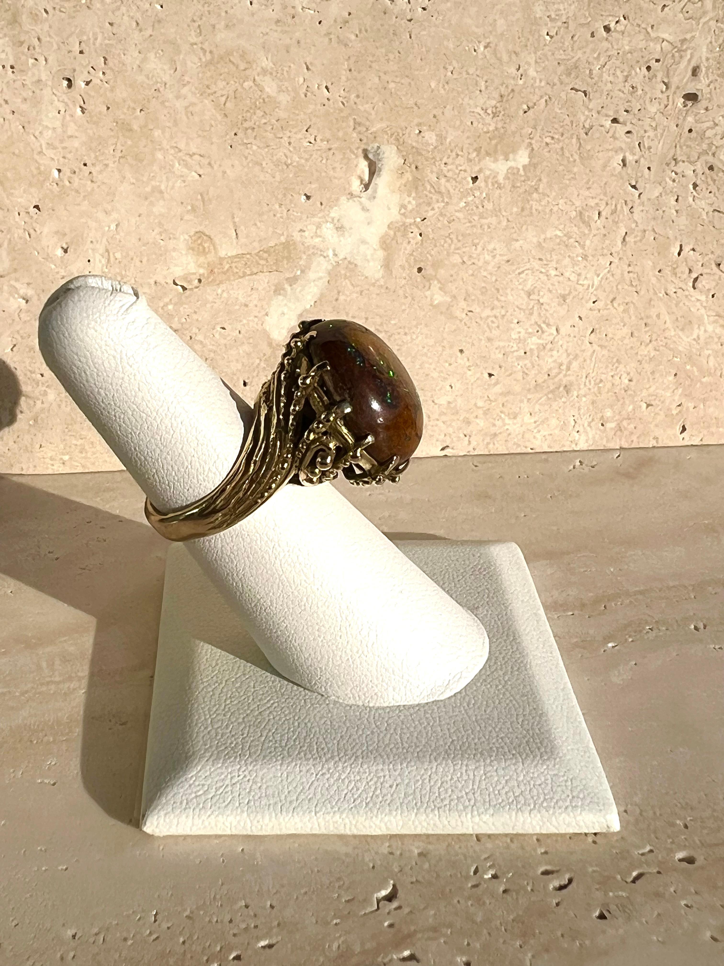 Taille ronde Bague vintage en or jaune et opale brune fabriquée en Angleterre en vente