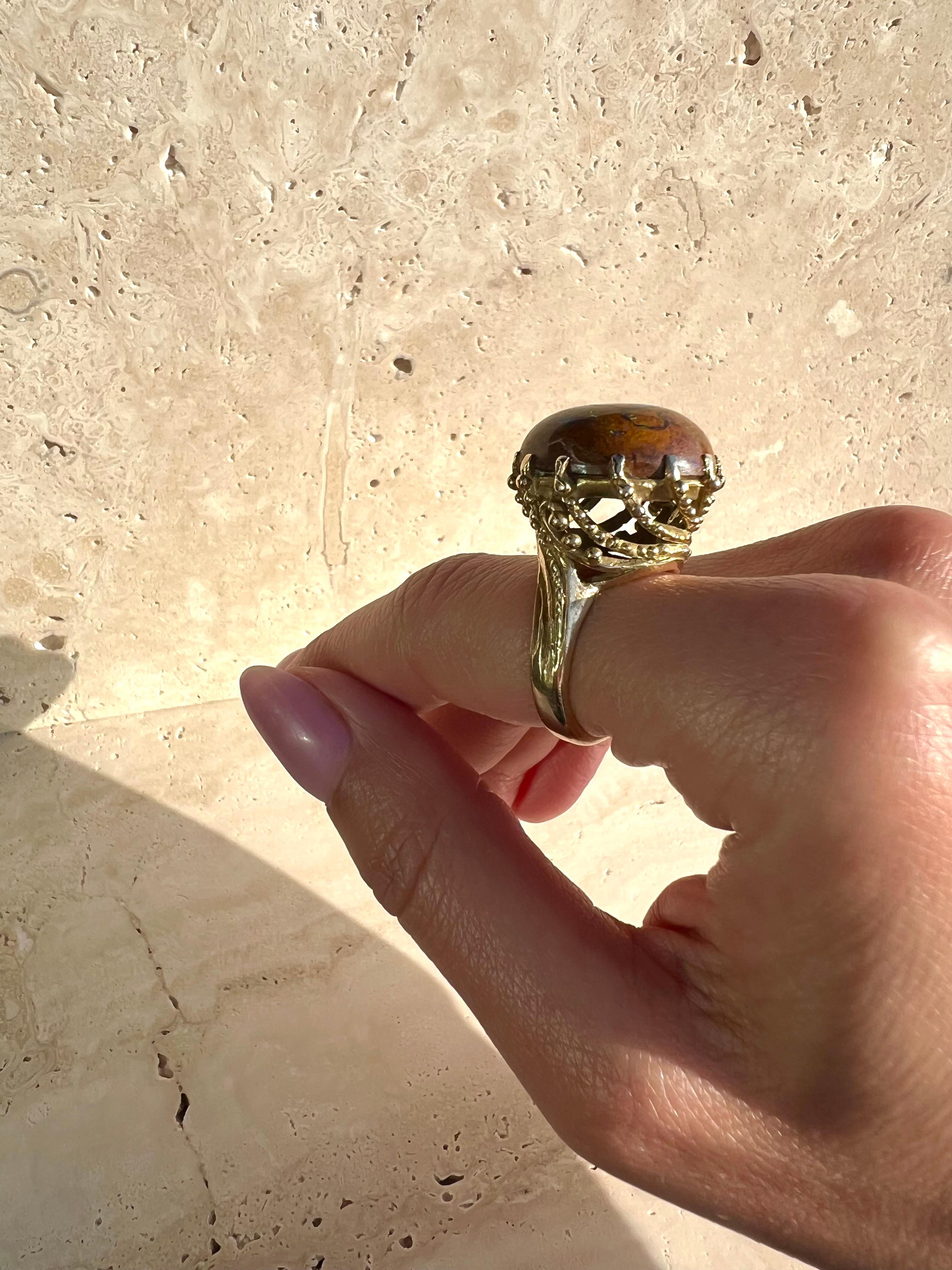 Bague vintage en or jaune et opale brune fabriquée en Angleterre en vente 1