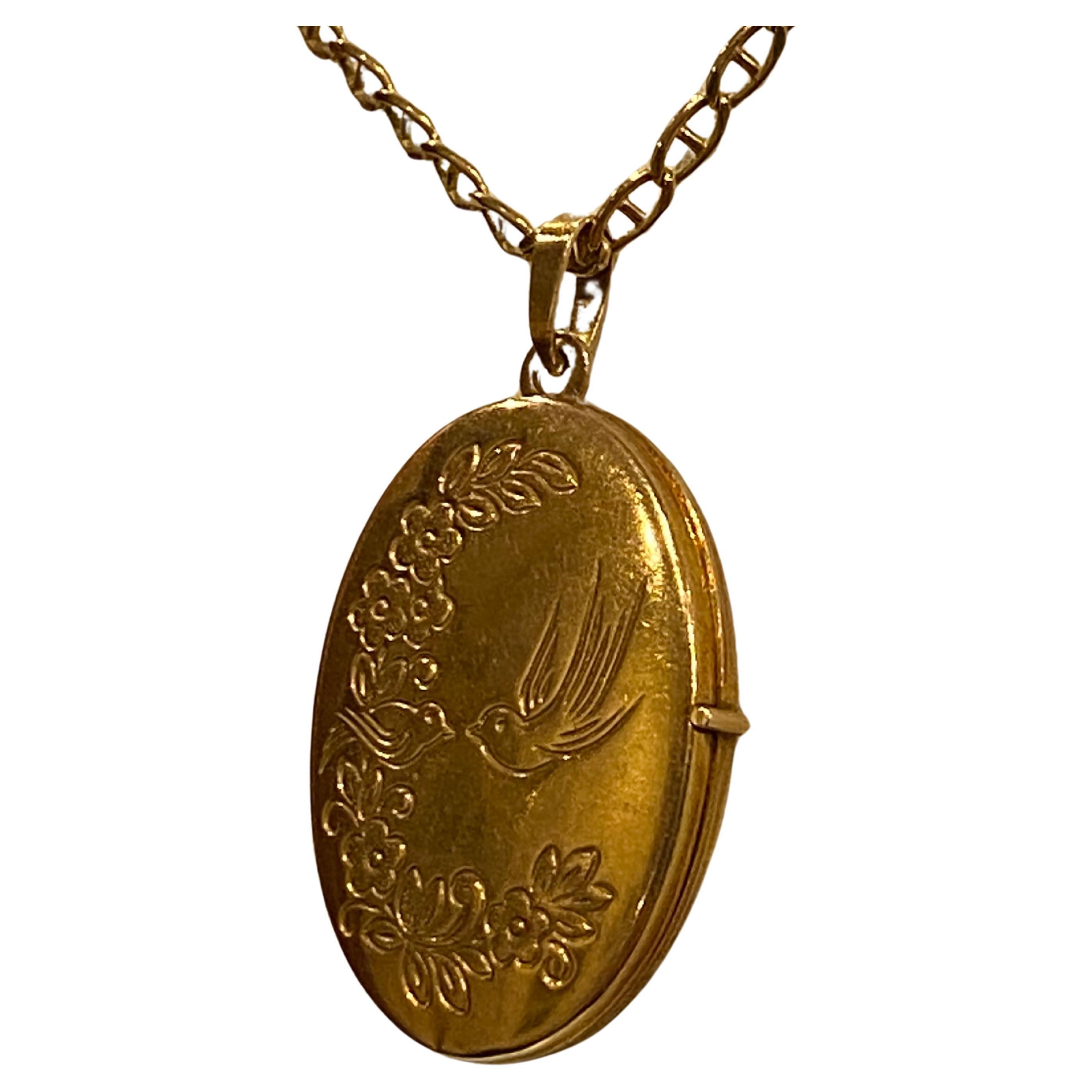 Questo medaglione ovale finemente inciso è vintage, 
Si apre per rivelare uno scomparto per le foto.

Questo pezzo intricato è in condizioni straordinarie. 

Realizzato meticolosamente in oro giallo 9 carati, 
con marchio inglese e timbro sulla