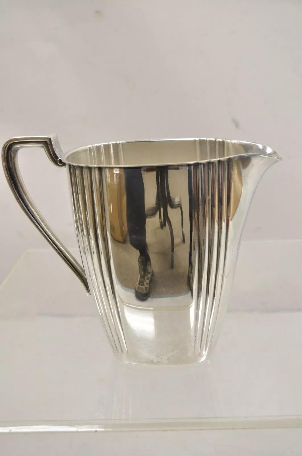 Vintage English Art Deco Silver Plated Open Water Pitcher. CIRCA Anfang des 20. Jahrhunderts. Abmessungen: 8