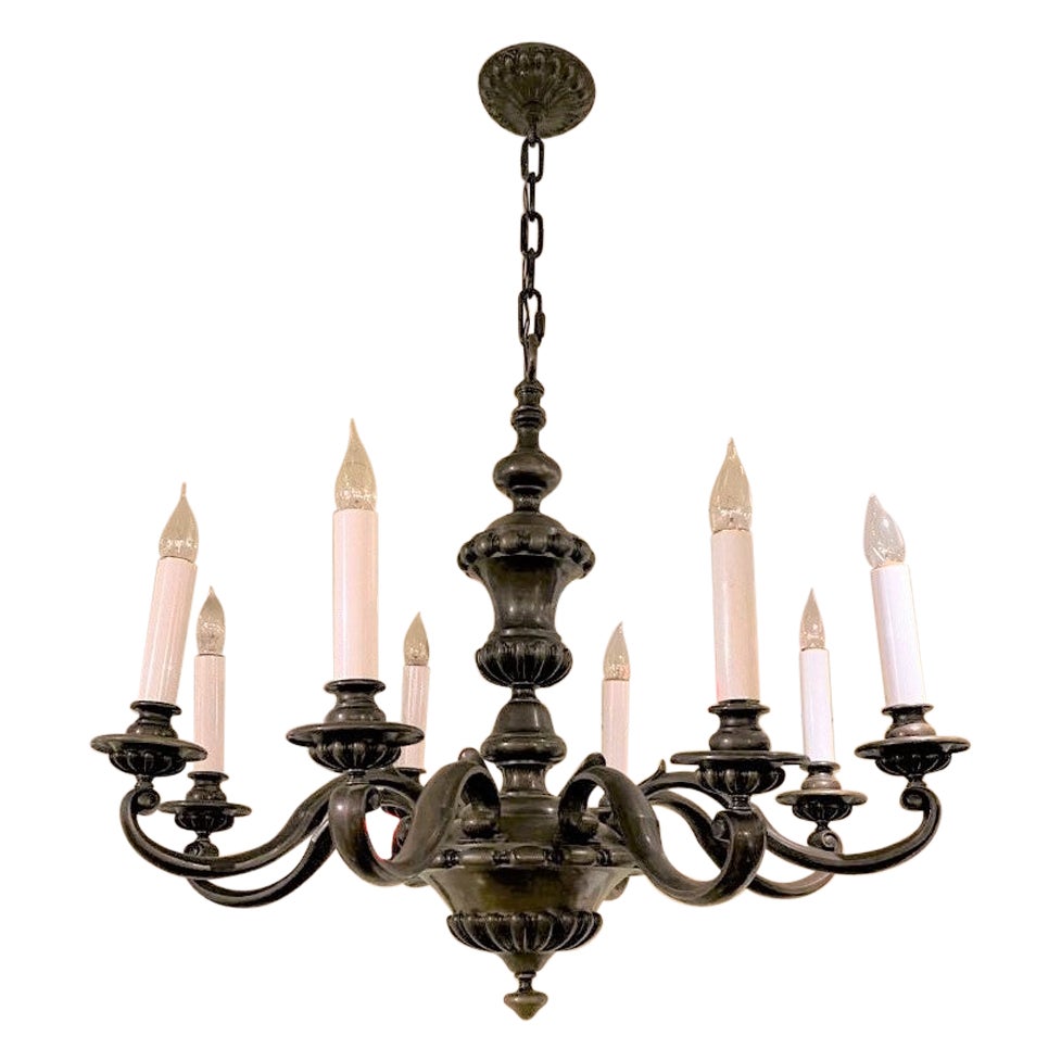 Lampadario a otto luci in stile barocco inglese d'epoca in bronzo antico