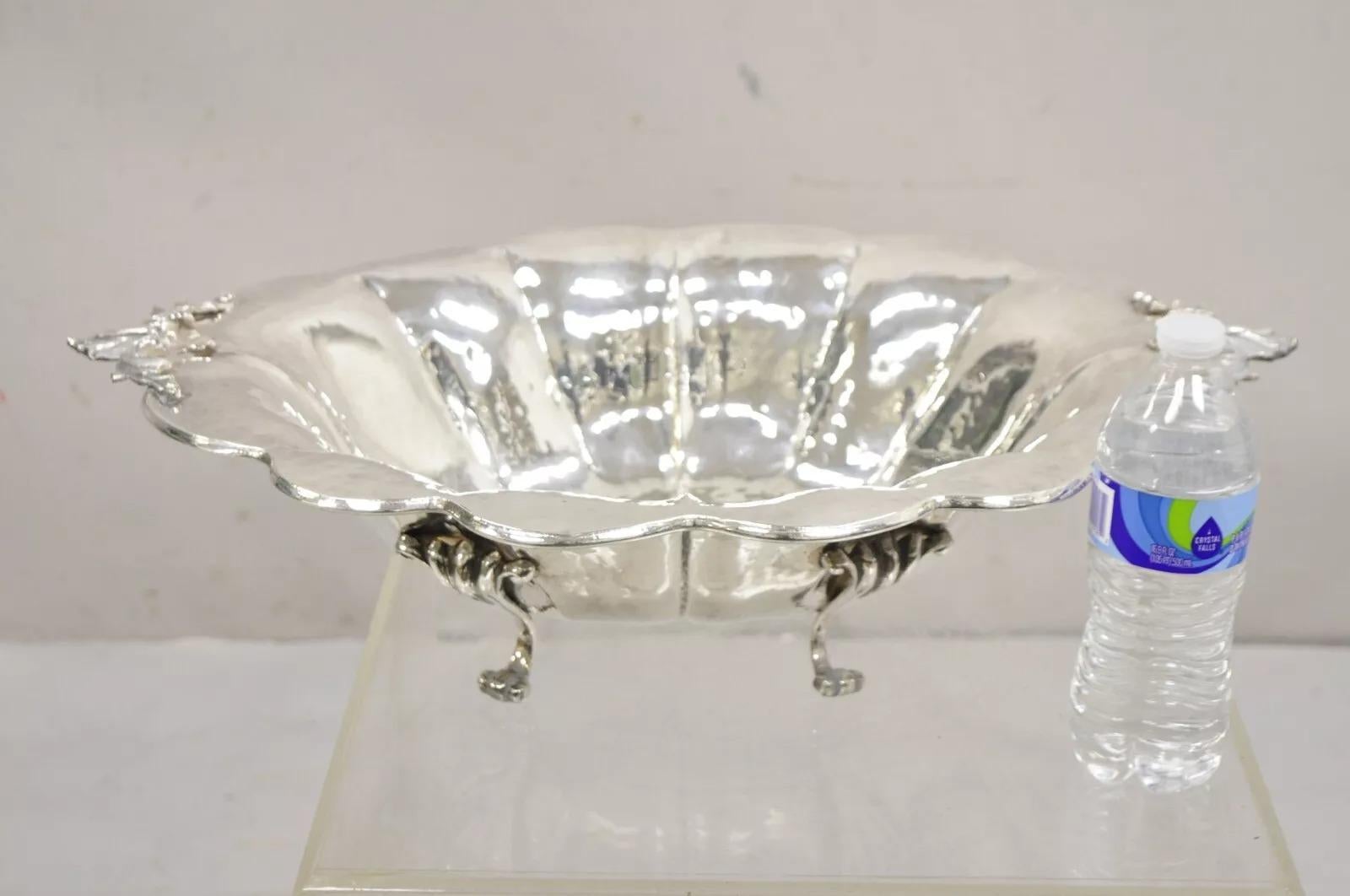 Vintage English Baroque Style Large Footed Silver Plated Chased Fruit Bowl. Circa Mitte des 20. Jahrhunderts. Abmessungen: 6