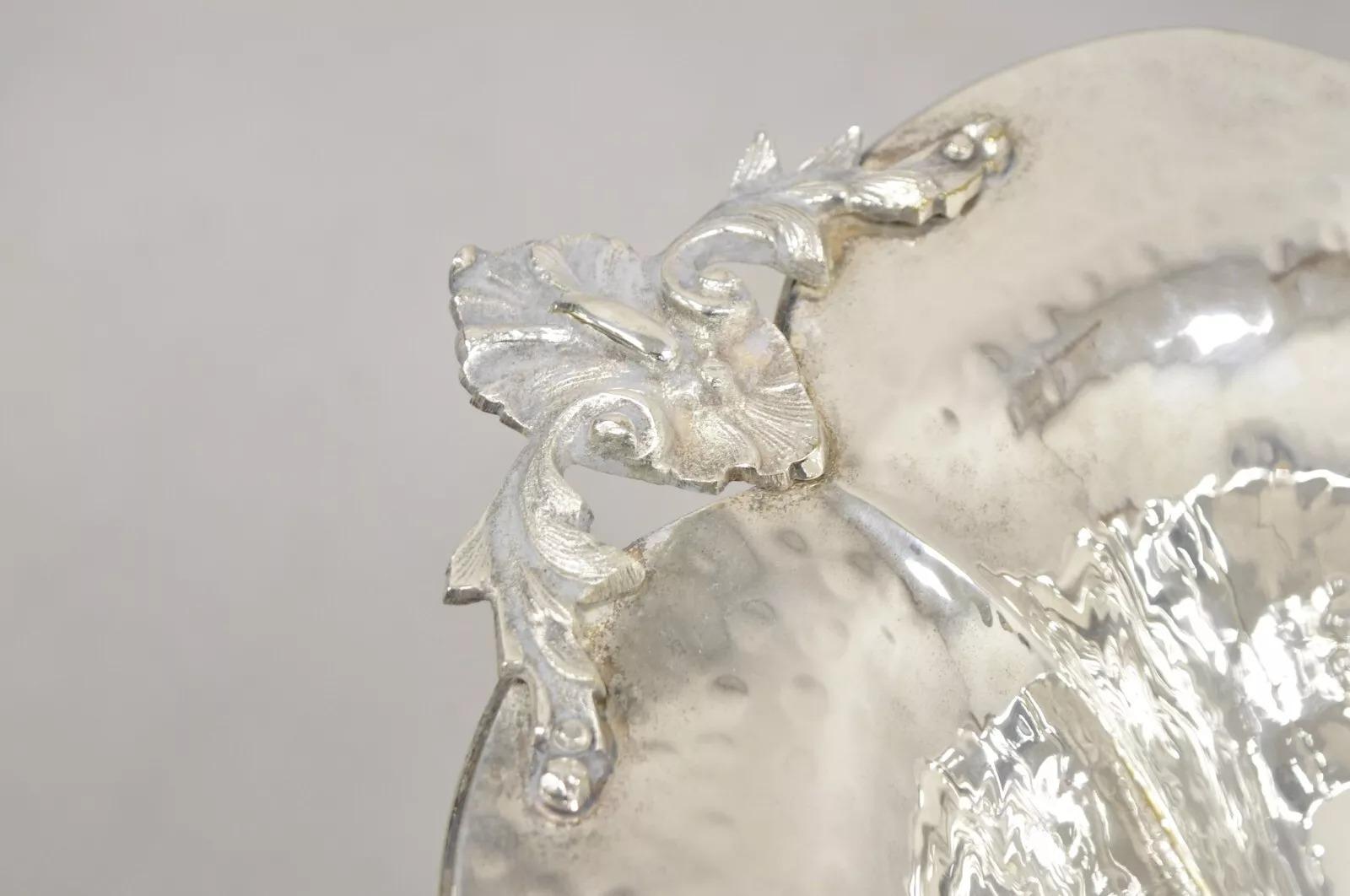Vintage English Baroque Style Large Footed Silver Plated Fruit Bowl (Versilberung) im Angebot