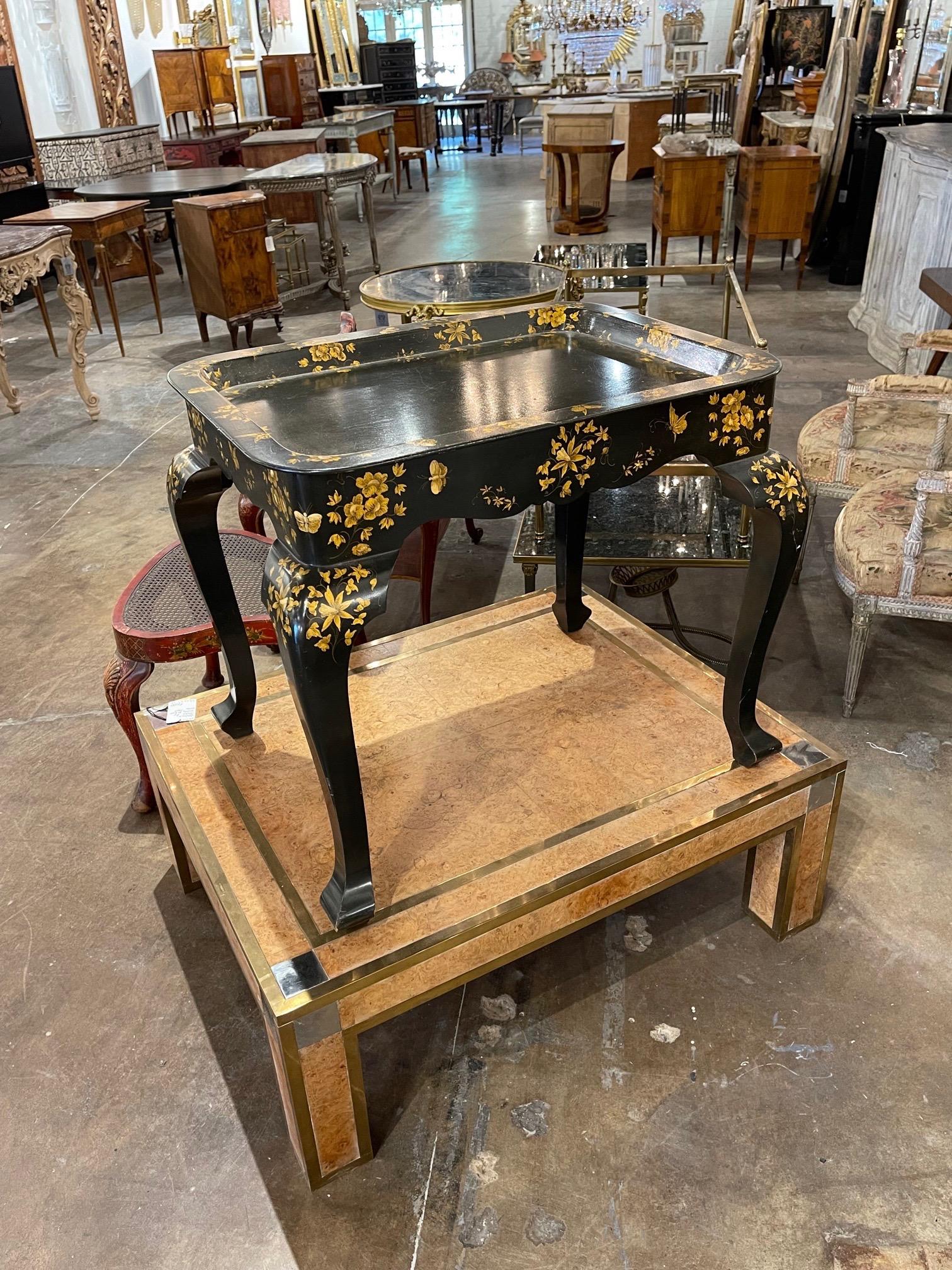 Table d'appoint décorative vintage anglaise laquée noire et peinte à la main d'inspiration Chinoiserie. Très joli ! Une pièce d'appoint fabuleuse.
