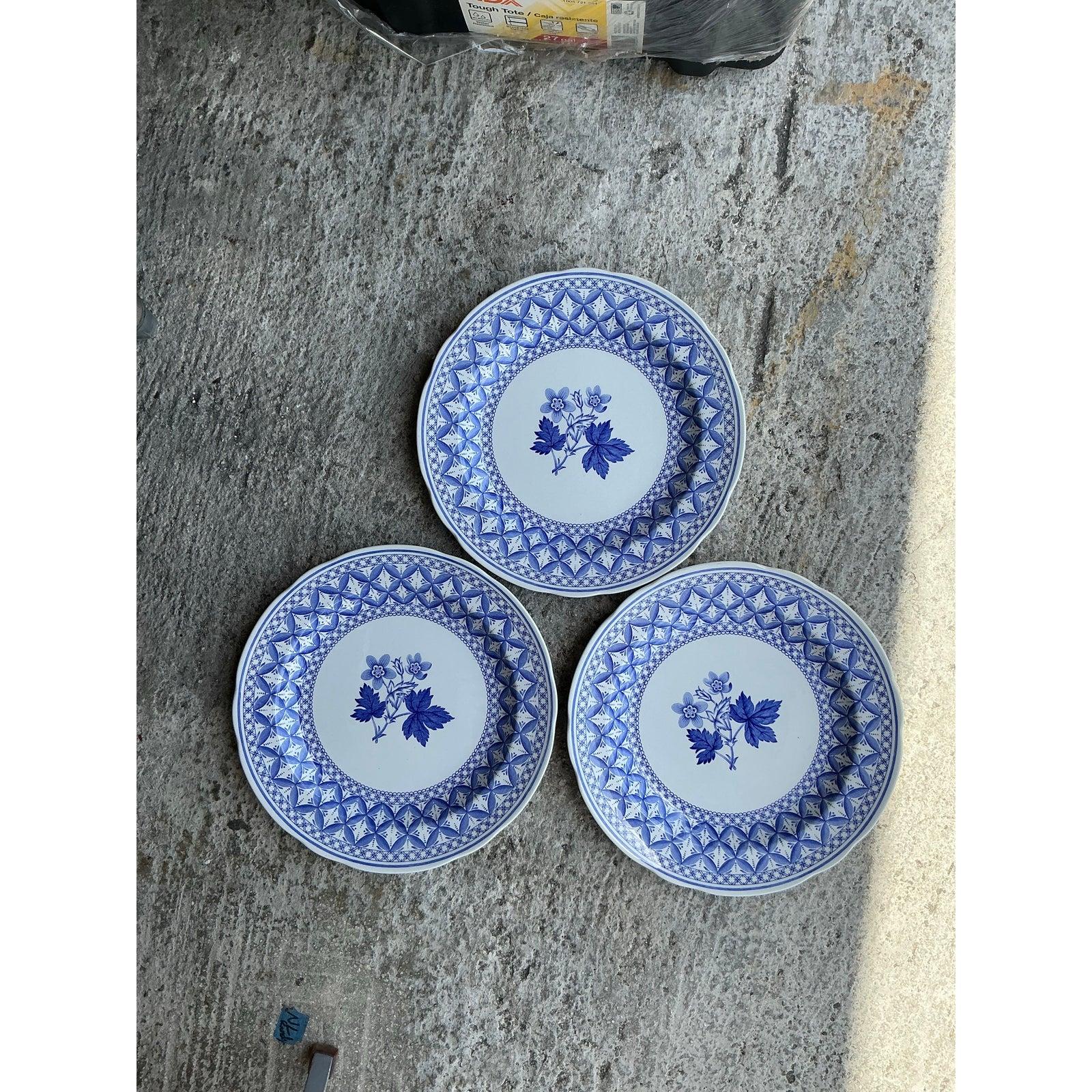Dieses wunderschöne Set aus drei englischen Vintage-Keramiktellern mit zarten blauen Geranienmotiven verleiht Ihrem Tisch oder Ihrer Wand einen zeitlosen Charme. Das verschlungene Blumenmuster in der Mitte wird von einem fein detaillierten