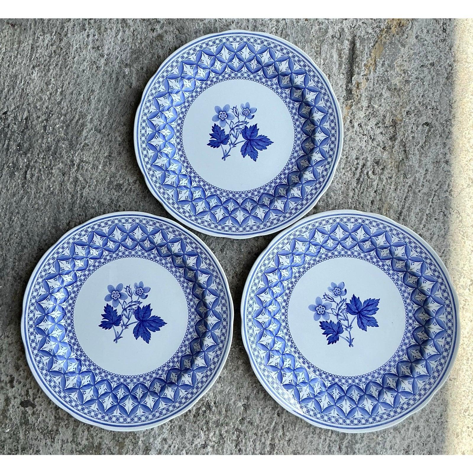 Vintage English Blue Geranium Keramikteller - Satz von 3 (Britisch) im Angebot