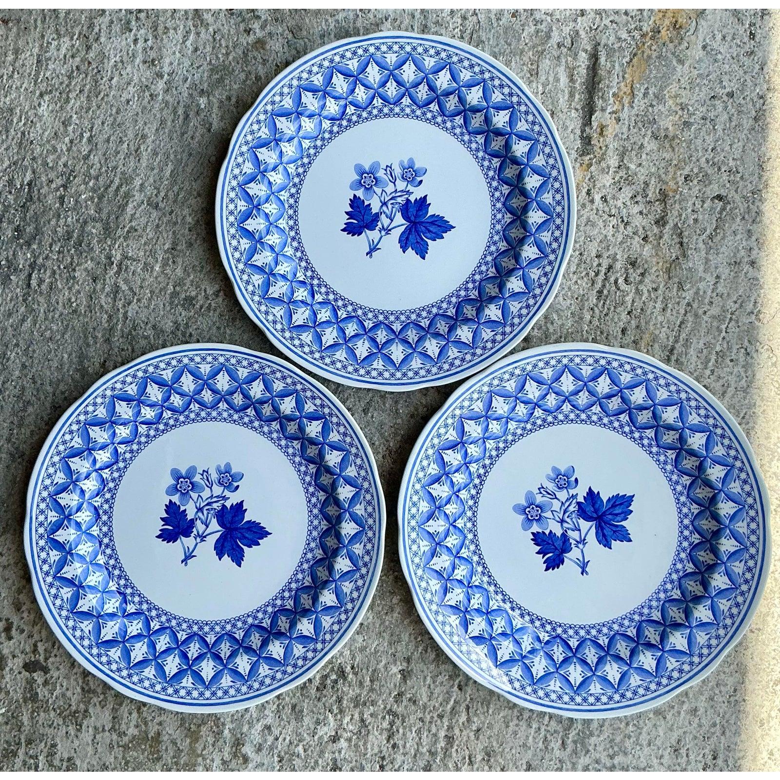 Vintage English Blue Geranium Keramikteller - Satz von 3 im Zustand „Gut“ im Angebot in West Palm Beach, FL