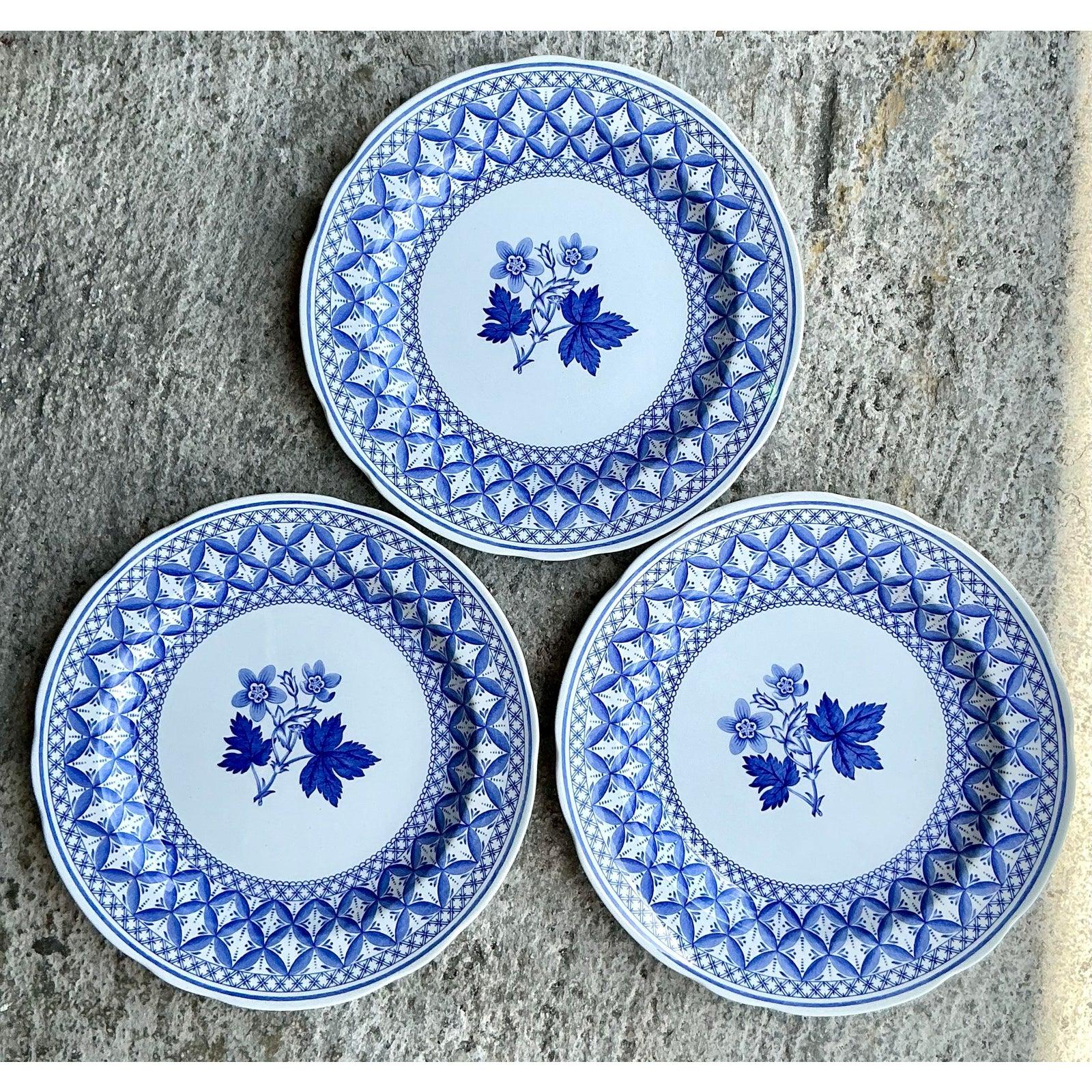 Vintage English Blue Geranium Keramikteller - Satz von 3 (20. Jahrhundert) im Angebot