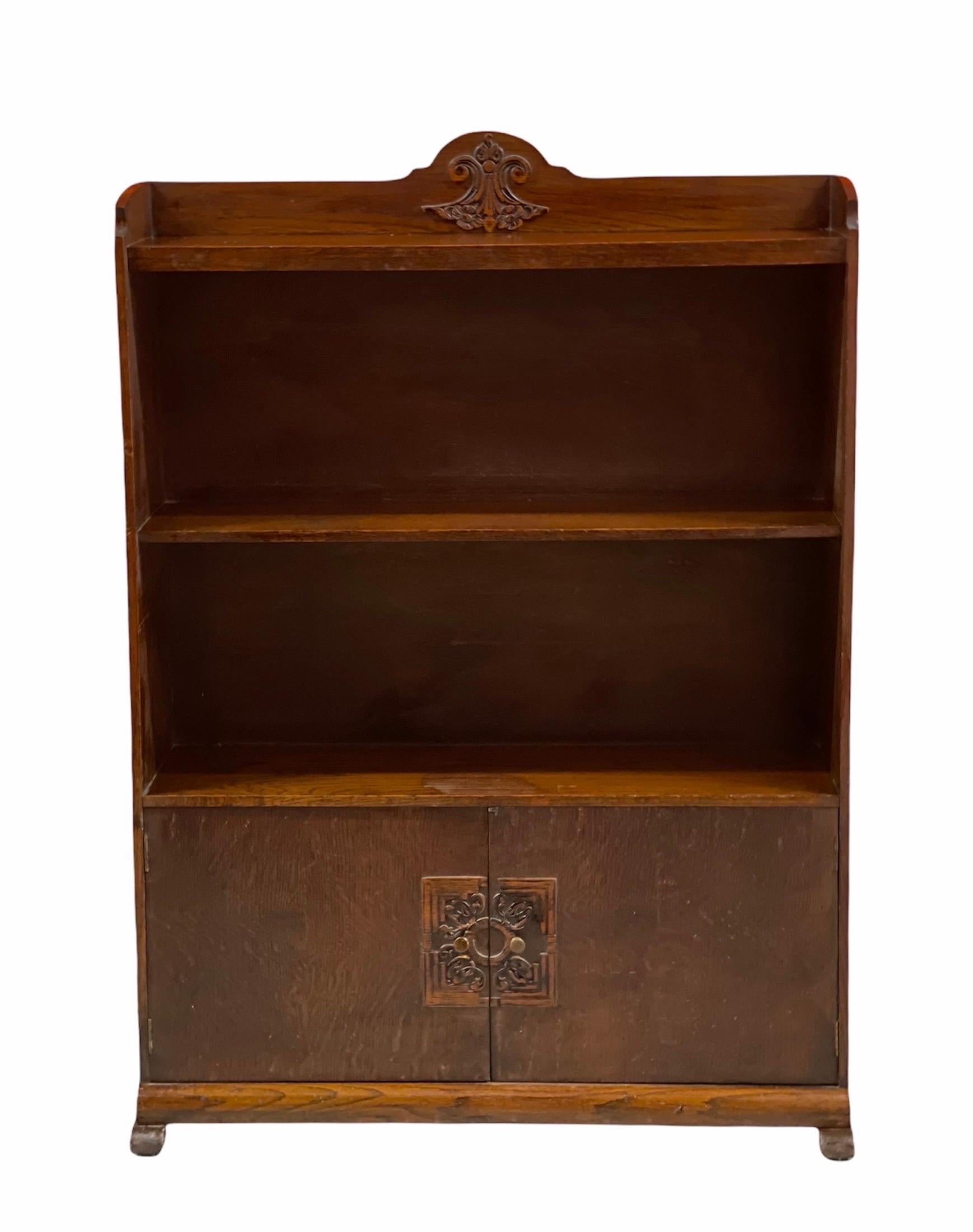 Vintage English Book Case Cabinet. Vintage By wie abgebildet.

Abmessungen. 30 B ; 11 T ; 42 H