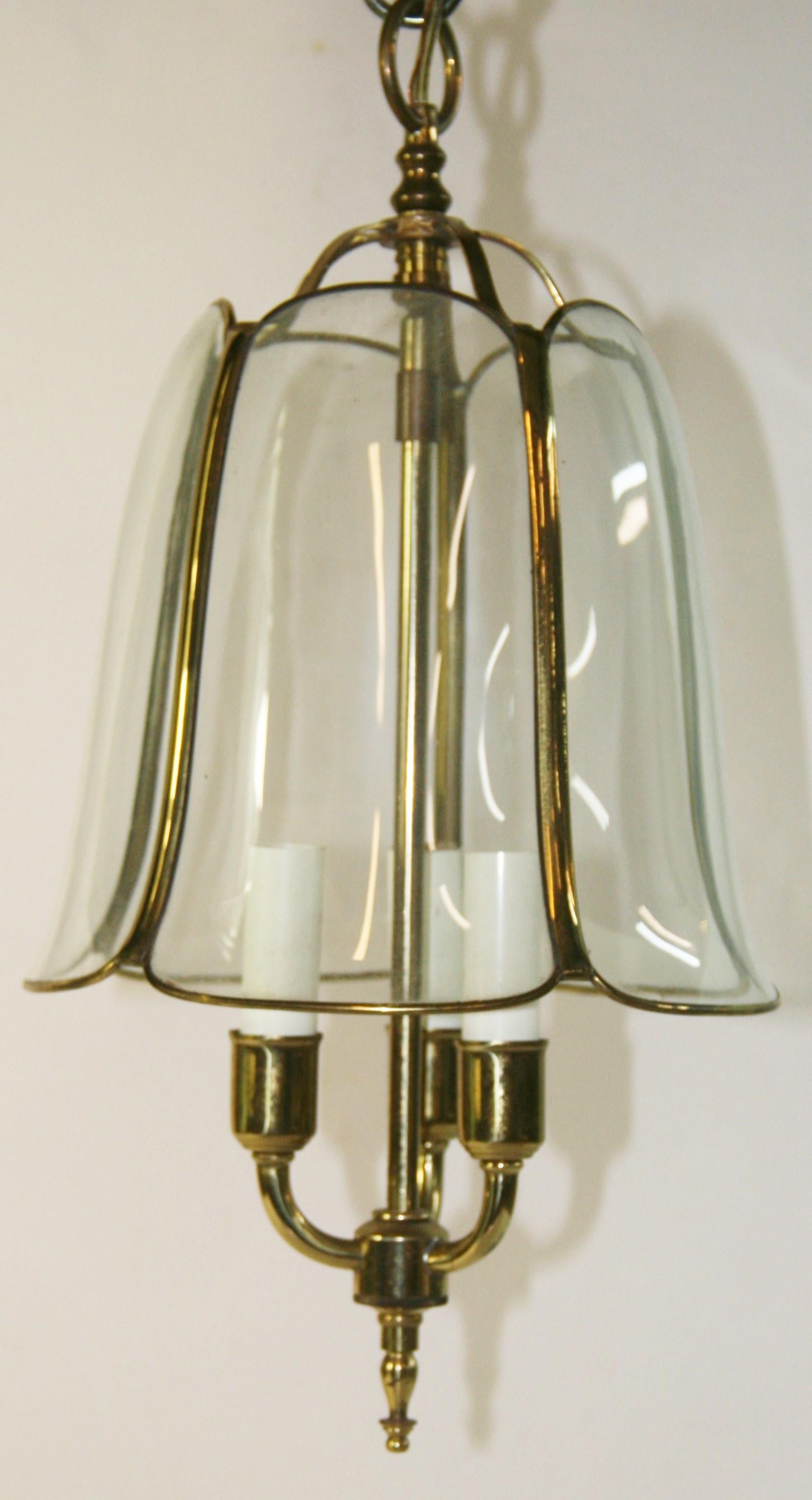 1847  Tulipa de tres luces de latón y cristal curvado  colgante
Admite una bombilla de 60 vatios de tipo candelabro
Se suministra con 2 pies de cadena y dosel.
Recableado
        