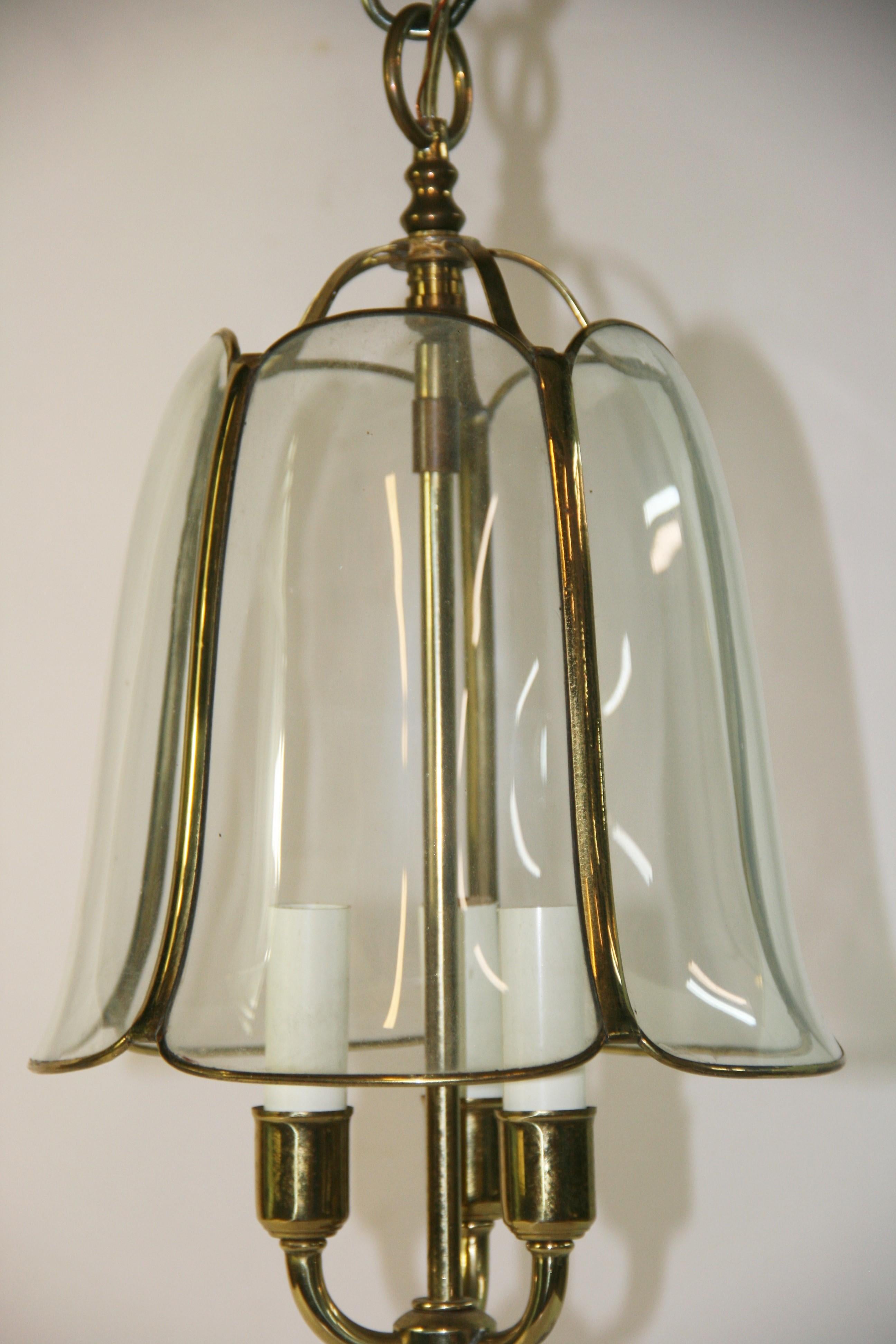 Latón inglés vintage y cristal doblado  Farol Tulipán Circa 1940's en Bueno estado para la venta en Douglas Manor, NY