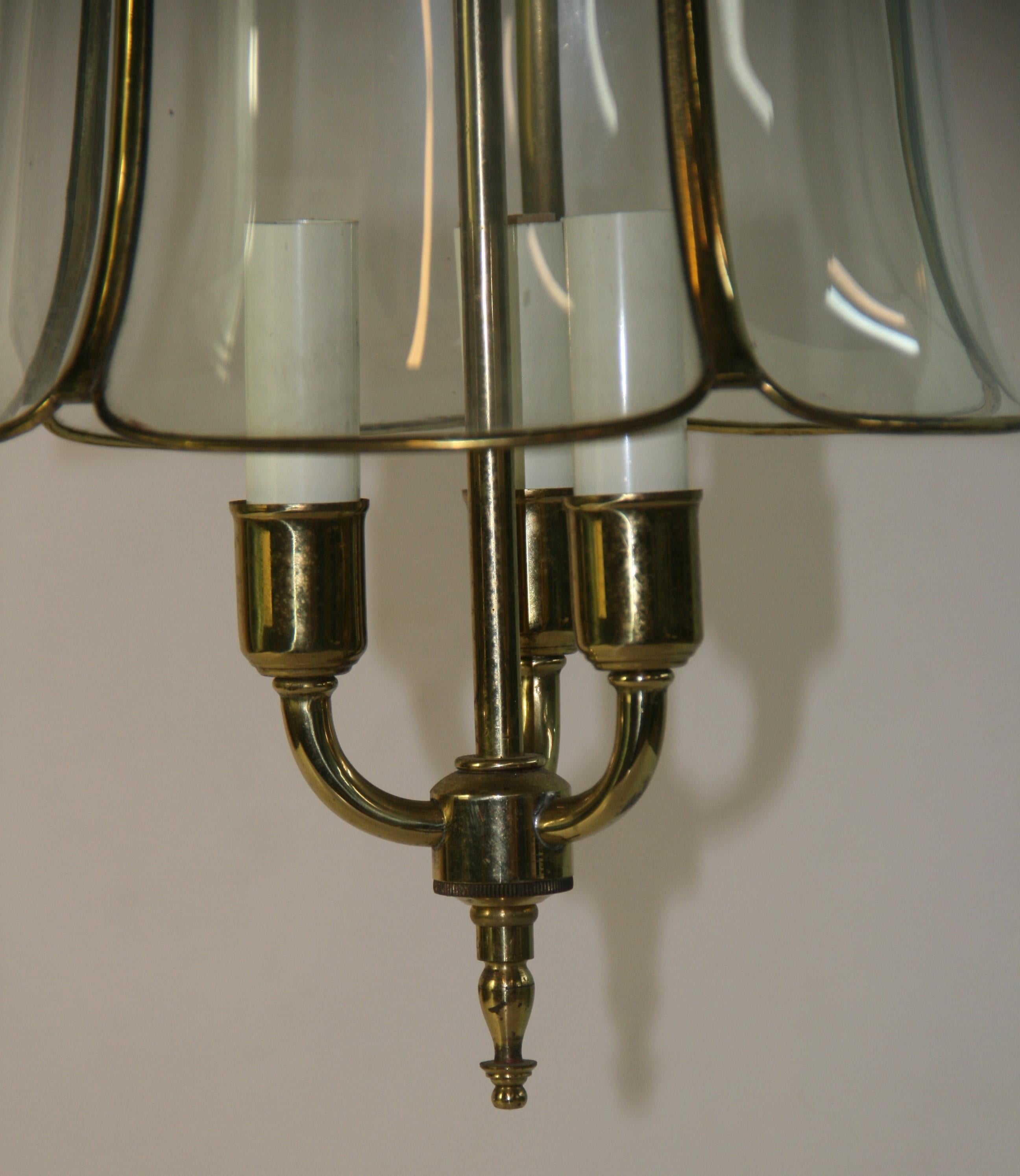 Latón inglés vintage y cristal doblado  Farol Tulipán Circa 1940's mediados del siglo XX en venta