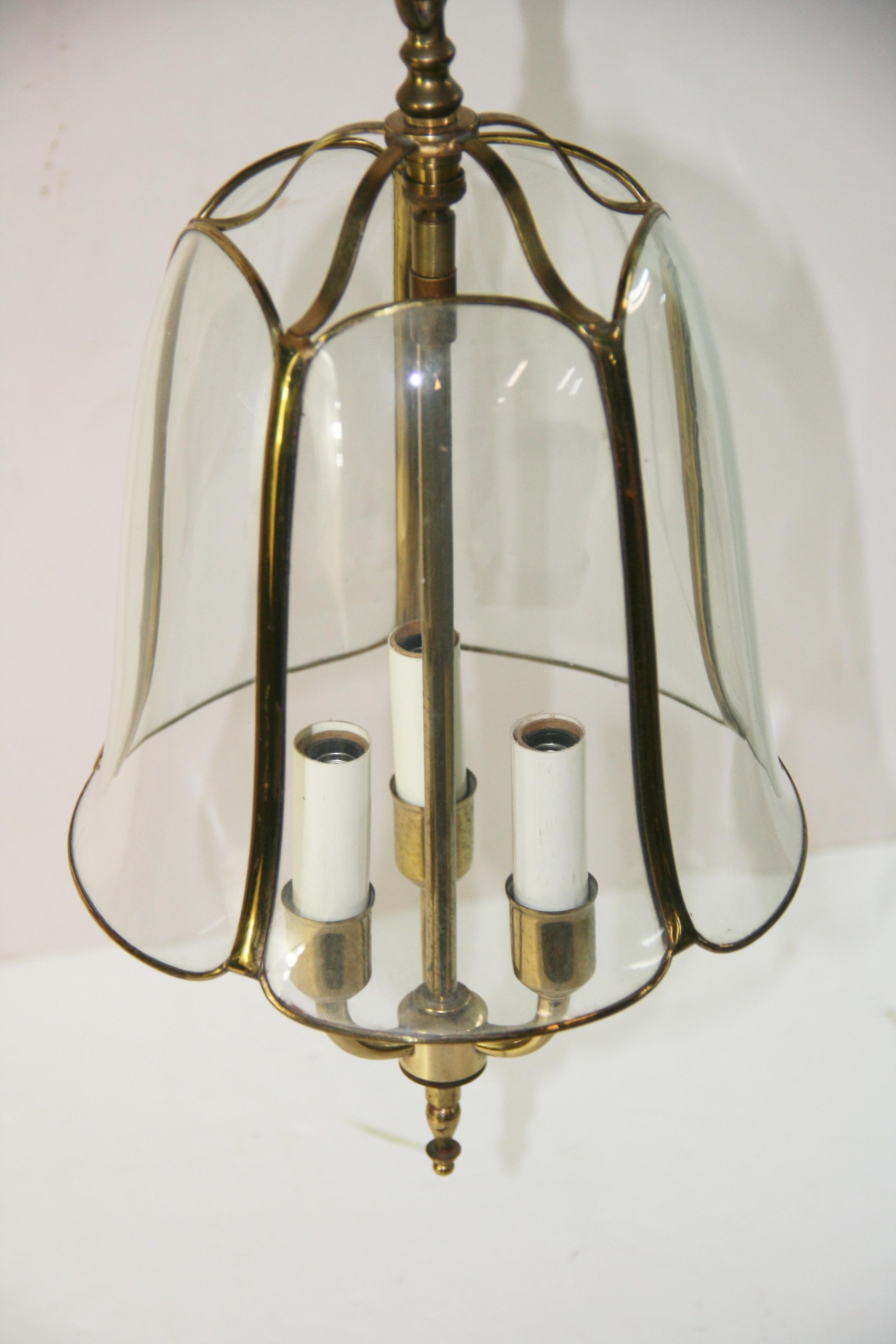 Latón inglés vintage y cristal doblado  Farol Tulipán Circa 1940's en venta 2