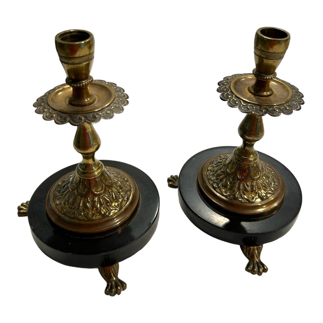 Vintage English Brass Candlestick Holders Round Black Marble Base Claw Feet In Good Condition For Sale In Naples, FL