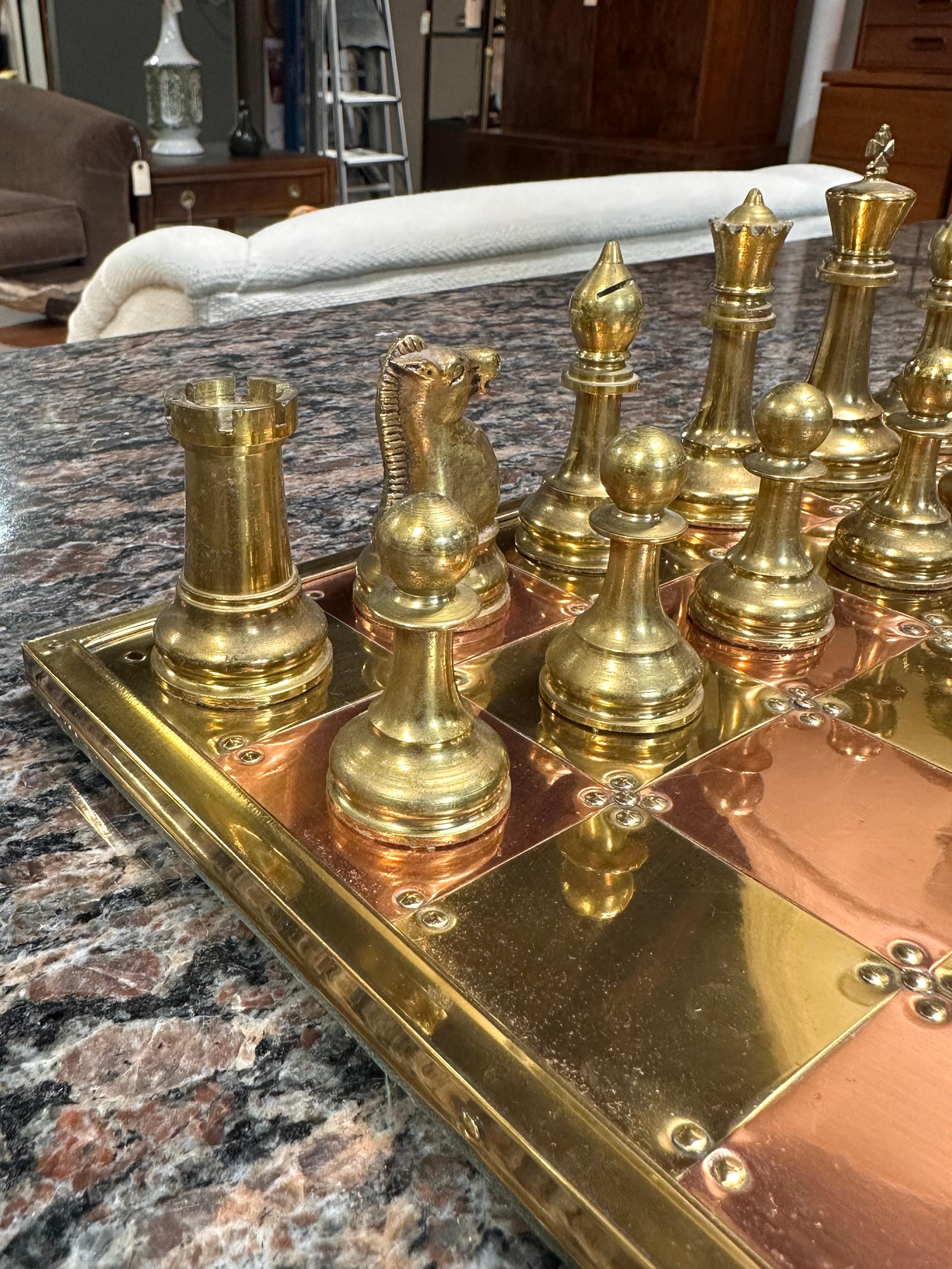 Juego de ajedrez inglés vintage de latón, cobre y peltre en venta 2