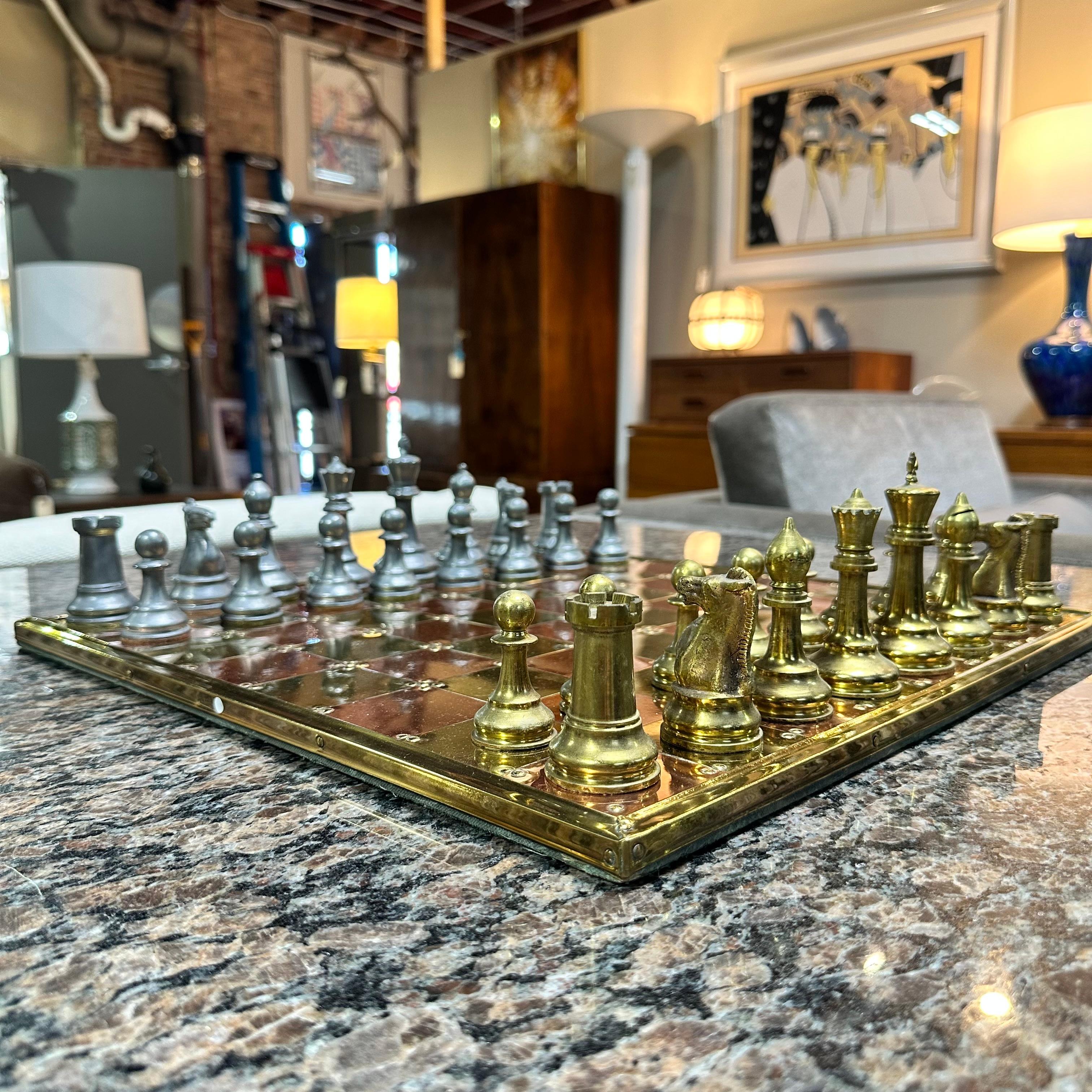 Juego de ajedrez inglés vintage de latón, cobre y peltre en venta 7