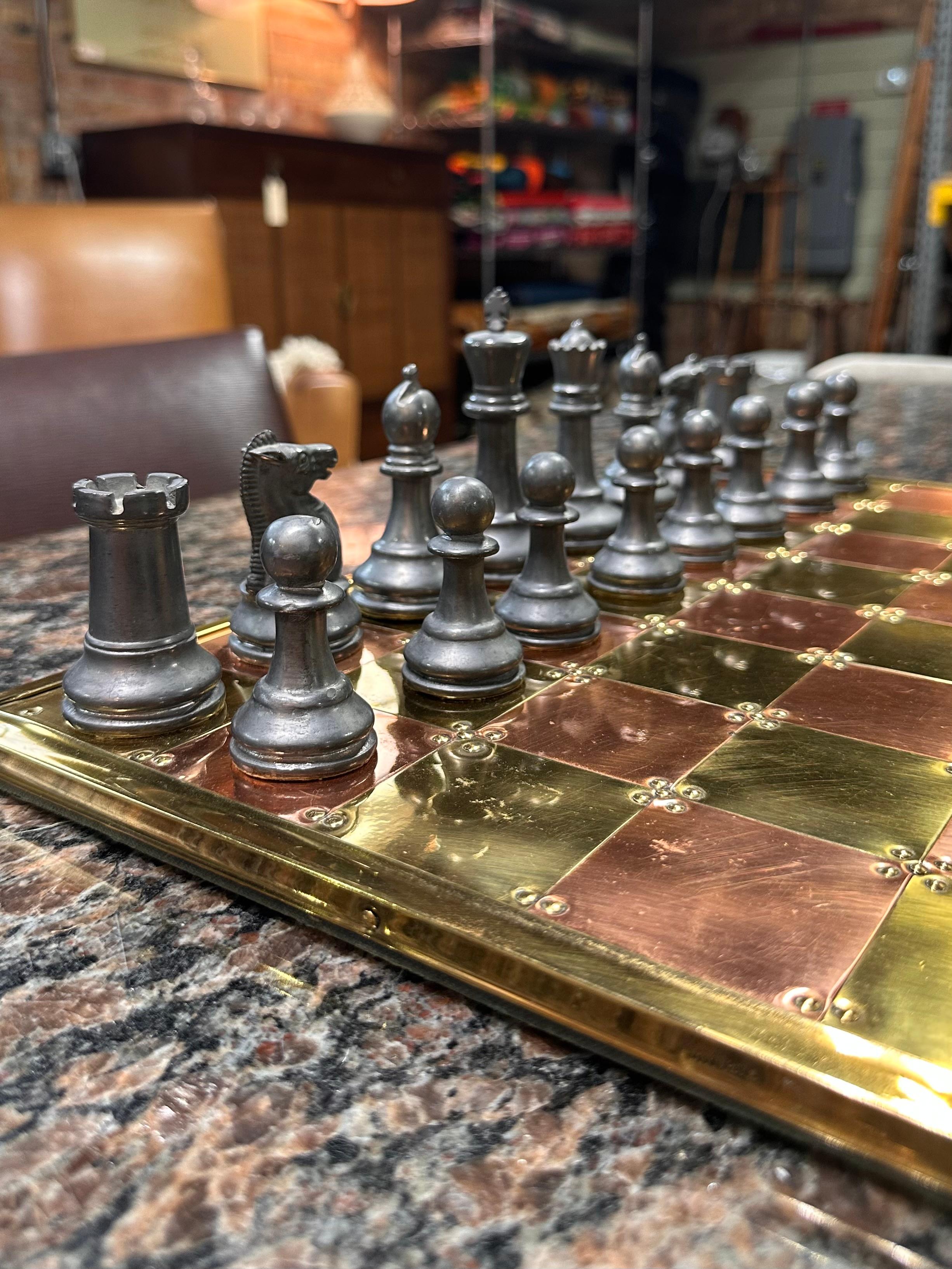 Juego de ajedrez inglés vintage de latón, cobre y peltre finales del siglo XX en venta