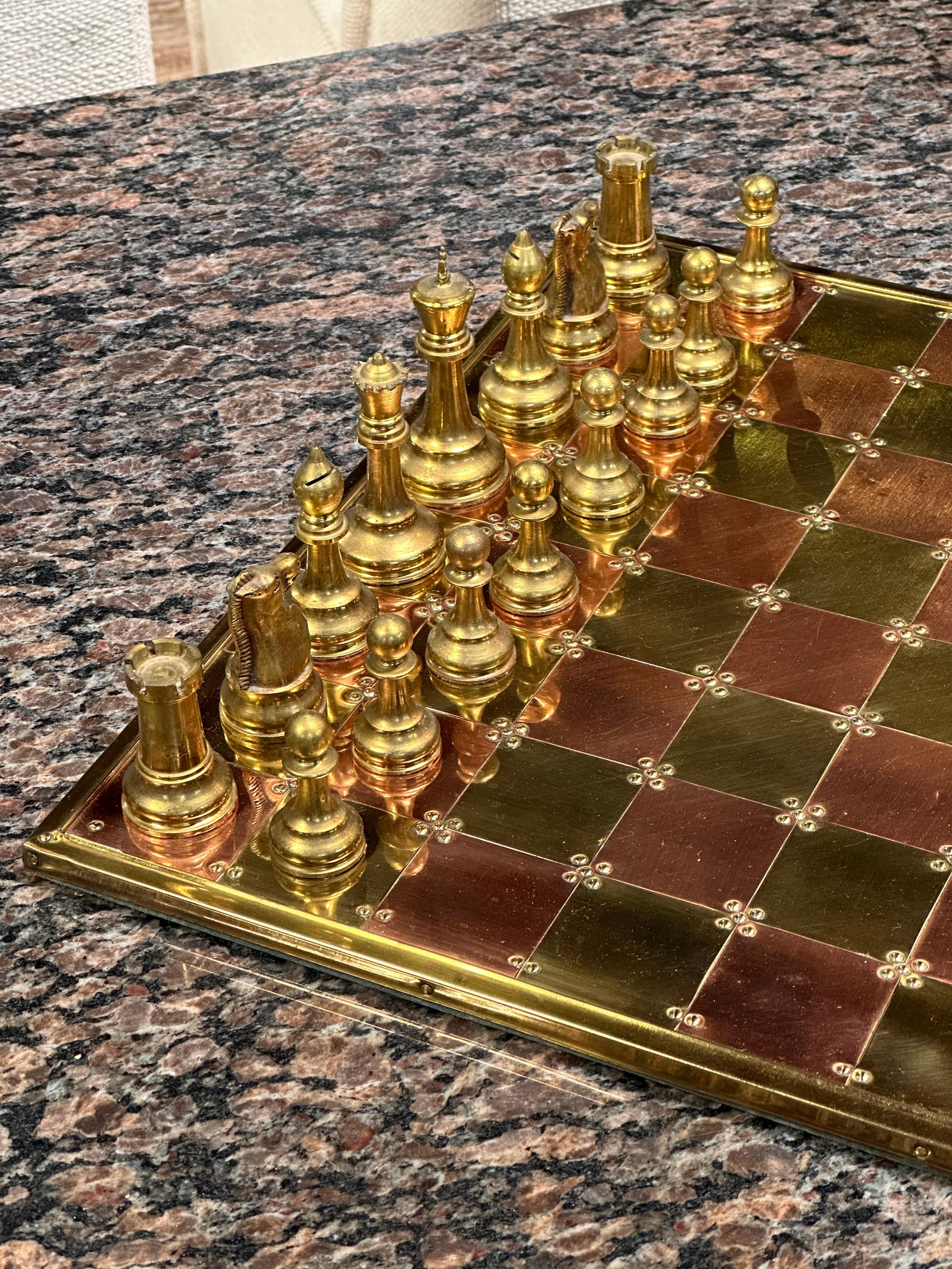 Juego de ajedrez inglés vintage de latón, cobre y peltre Latón en venta