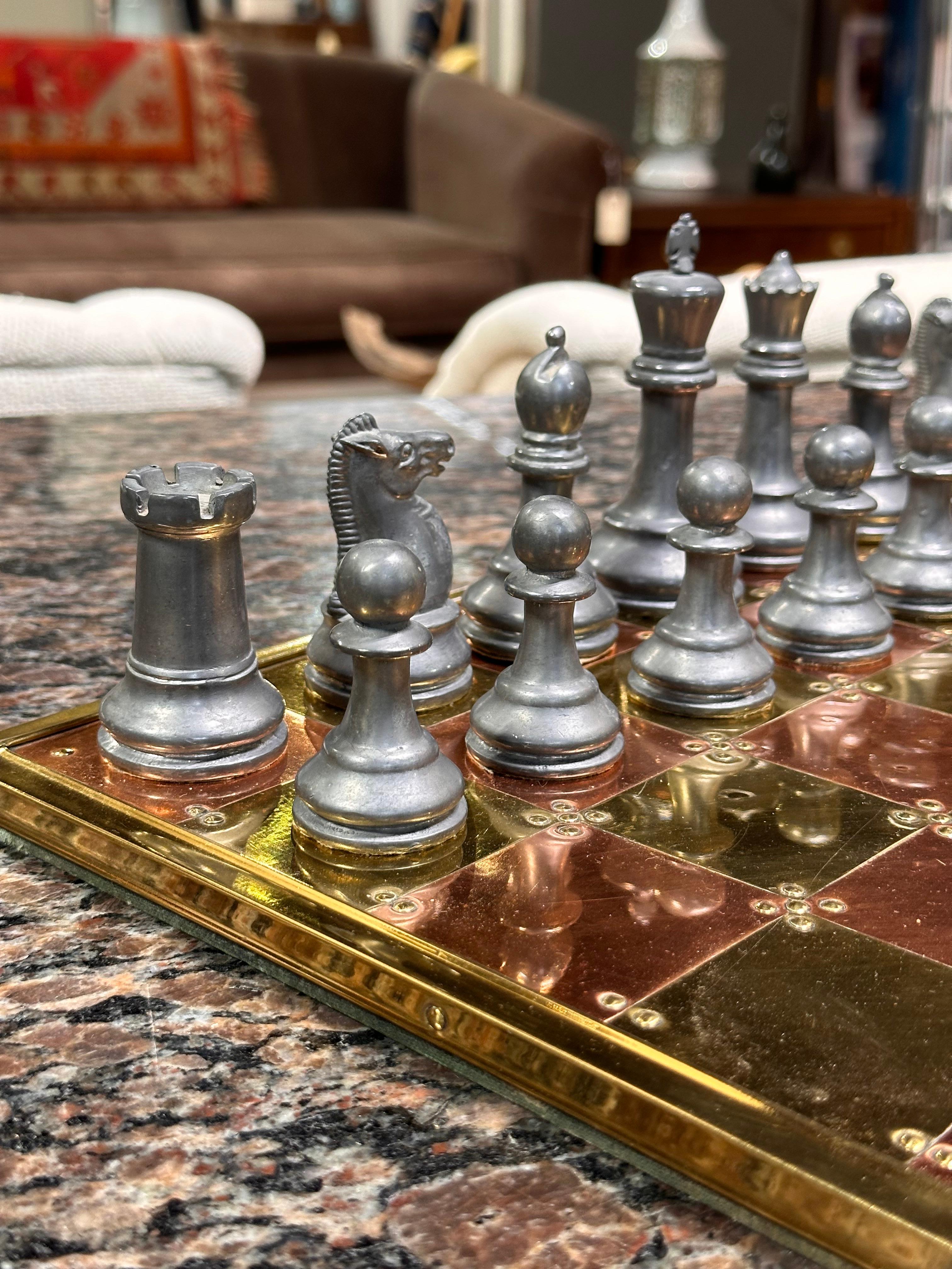 Juego de ajedrez inglés vintage de latón, cobre y peltre en venta 1