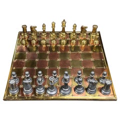 Set di scacchi inglese d'epoca in ottone, rame e peltro