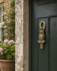 Heurtoir de porte en forme de chouette, en laiton coulé, d'origine anglaise, datant du milieu du XXe siècle