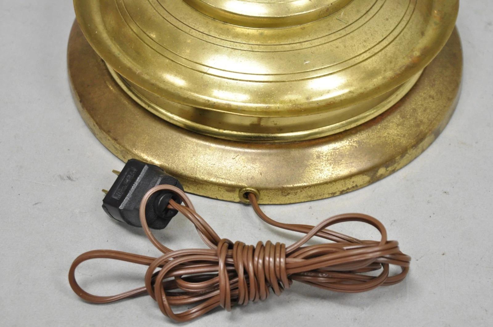 Lampada da terra a spirale d'ottone inglese con candeliere a torsione in vendita 4