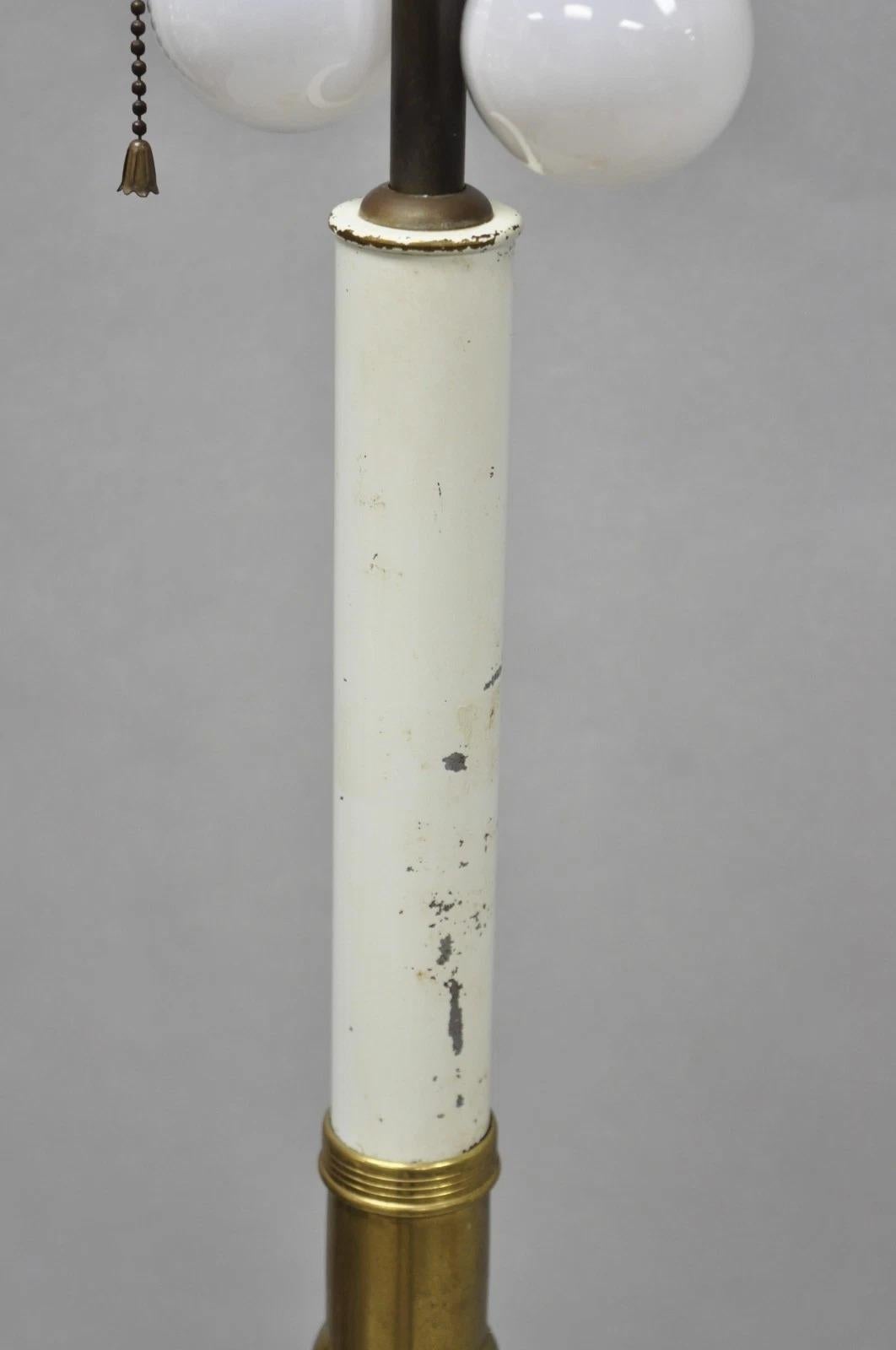 Lampada da terra a spirale d'ottone inglese con candeliere a torsione in vendita 5