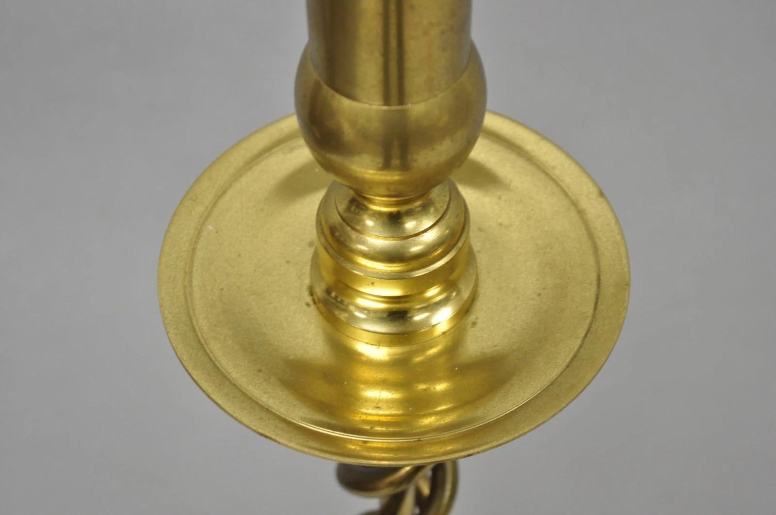 Lampada da terra a spirale d'ottone inglese con candeliere a torsione in vendita 6