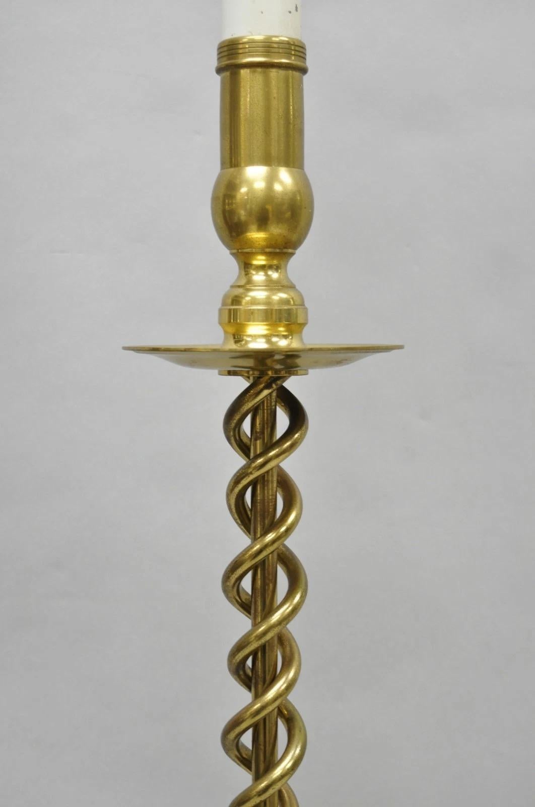 Lampada da terra a spirale d'ottone inglese con candeliere a torsione in vendita 7