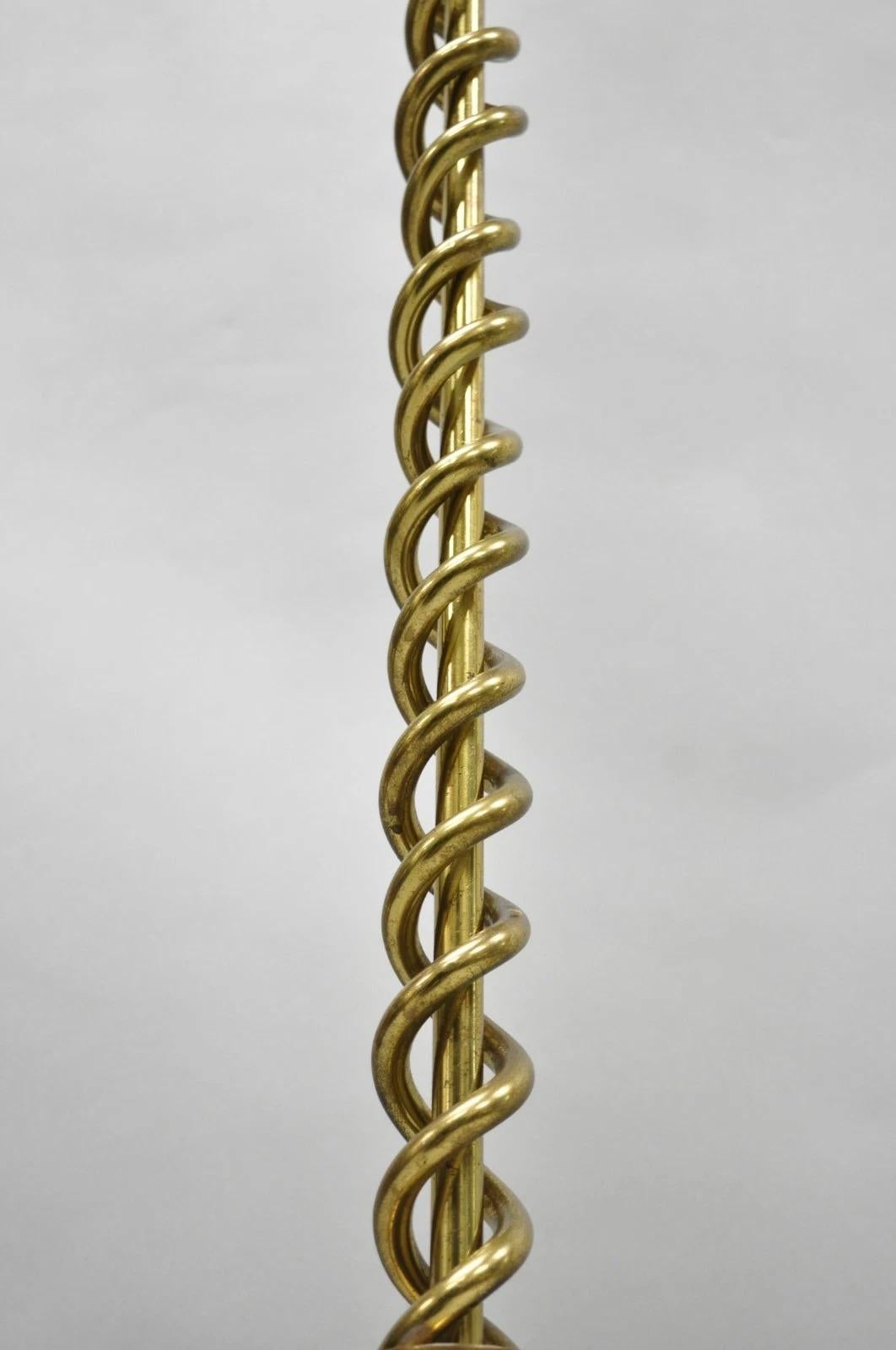 Lampada da terra a spirale d'ottone inglese con candeliere a torsione in vendita 8