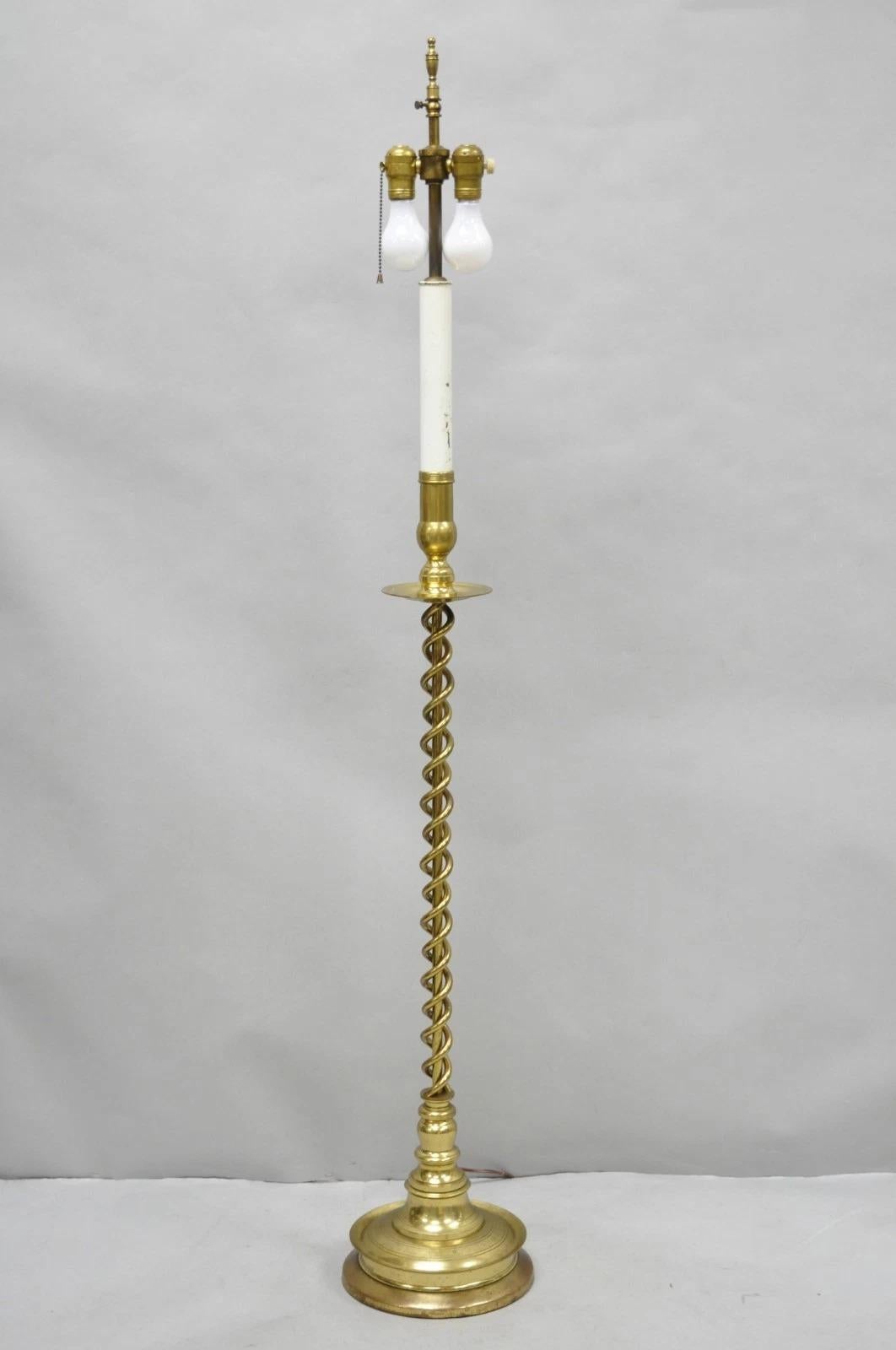 Lampada da terra a spirale d'ottone inglese con candeliere a torsione in vendita 10