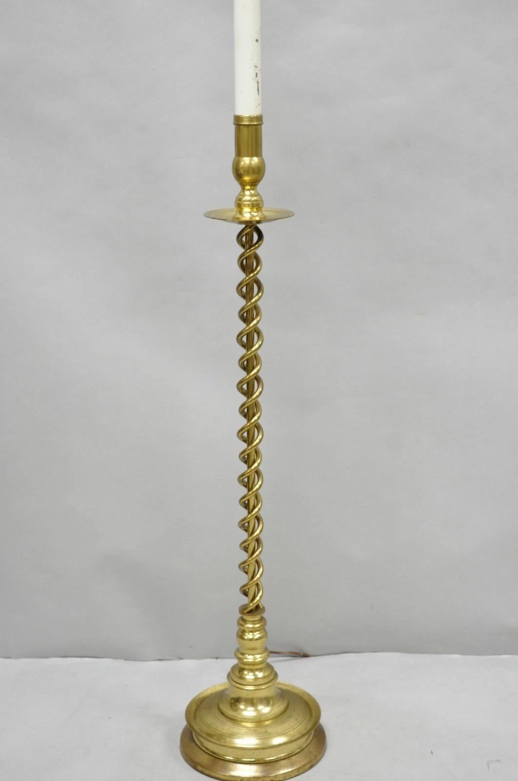 Mid-Century moderno Lampada da terra a spirale d'ottone inglese con candeliere a torsione in vendita